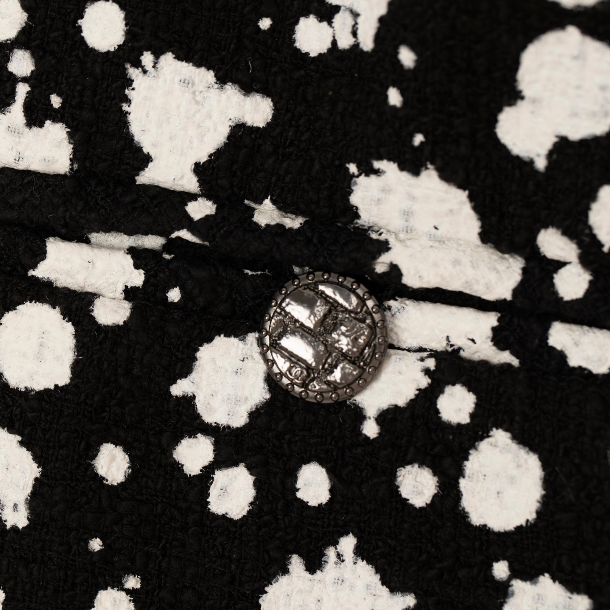 Chanel Schwarz-weiße Crop-Jacke 38 FR im Zustand „Hervorragend“ in Sydney, New South Wales