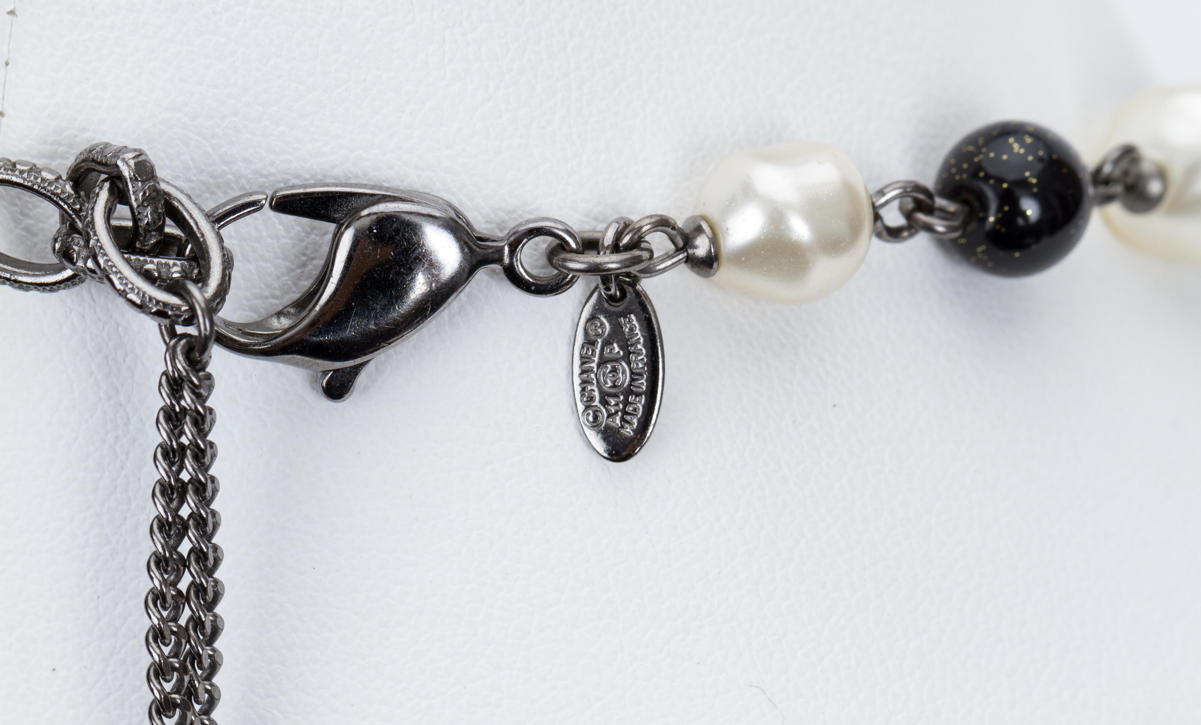 Chanel Schwarz-Weiße Tropfen-Perlenkette im Zustand „Hervorragend“ in West Hollywood, CA