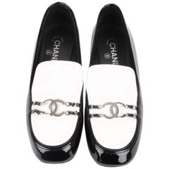 Chanel black/white Fall/Winter 2016 two-tone patent leather chain loafers/moccas