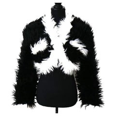 CHANEL Kurzer cropped Shrug-Blazer in Schwarz und Weiß aus Kunstpelz