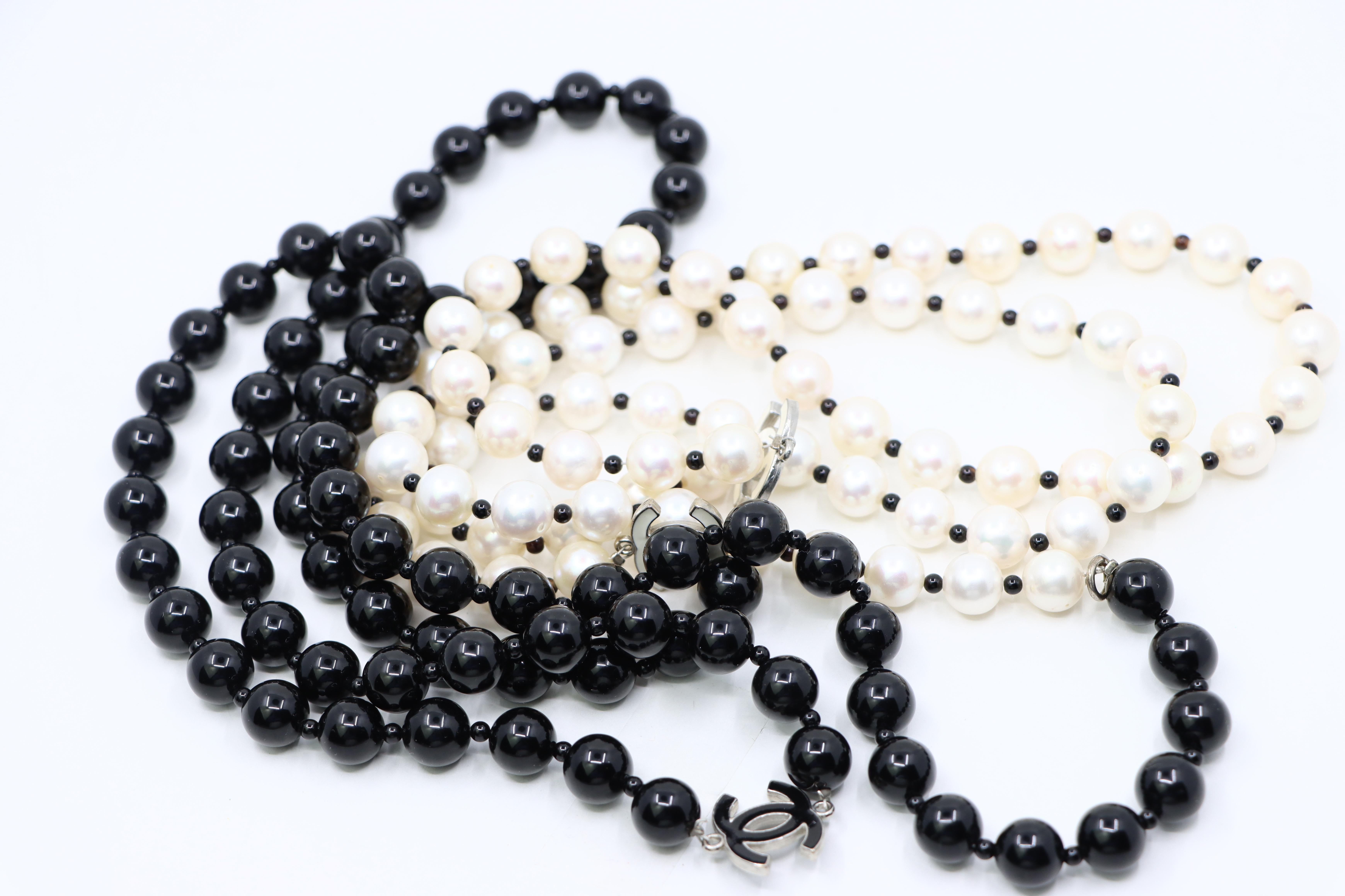 Chanel Black & White Faux Pearl Enamel Cc Logo Long Necklace For Sale 8