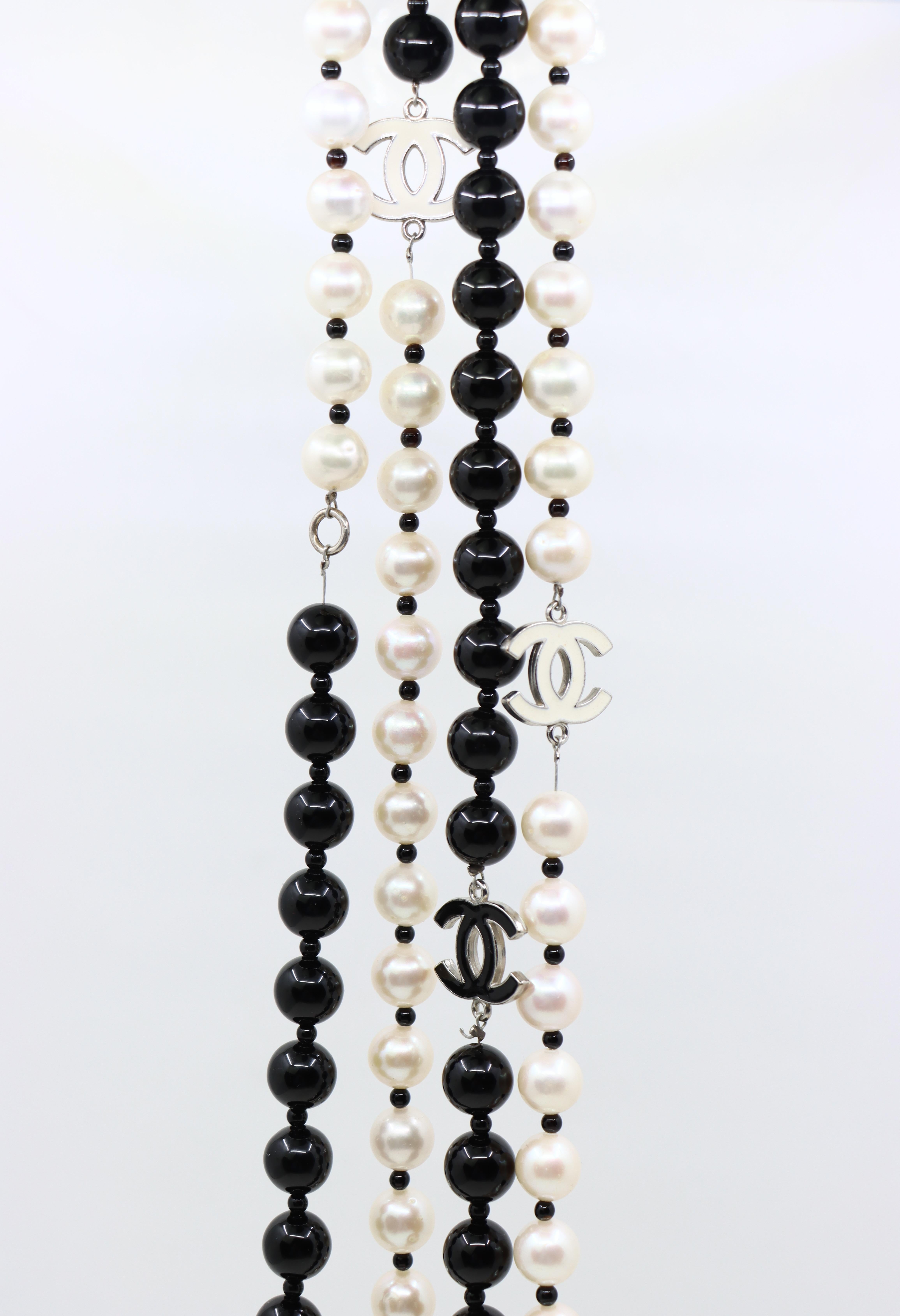Chanel Black & White Faux Pearl Enamel Cc Logo Long Necklace For Sale 10