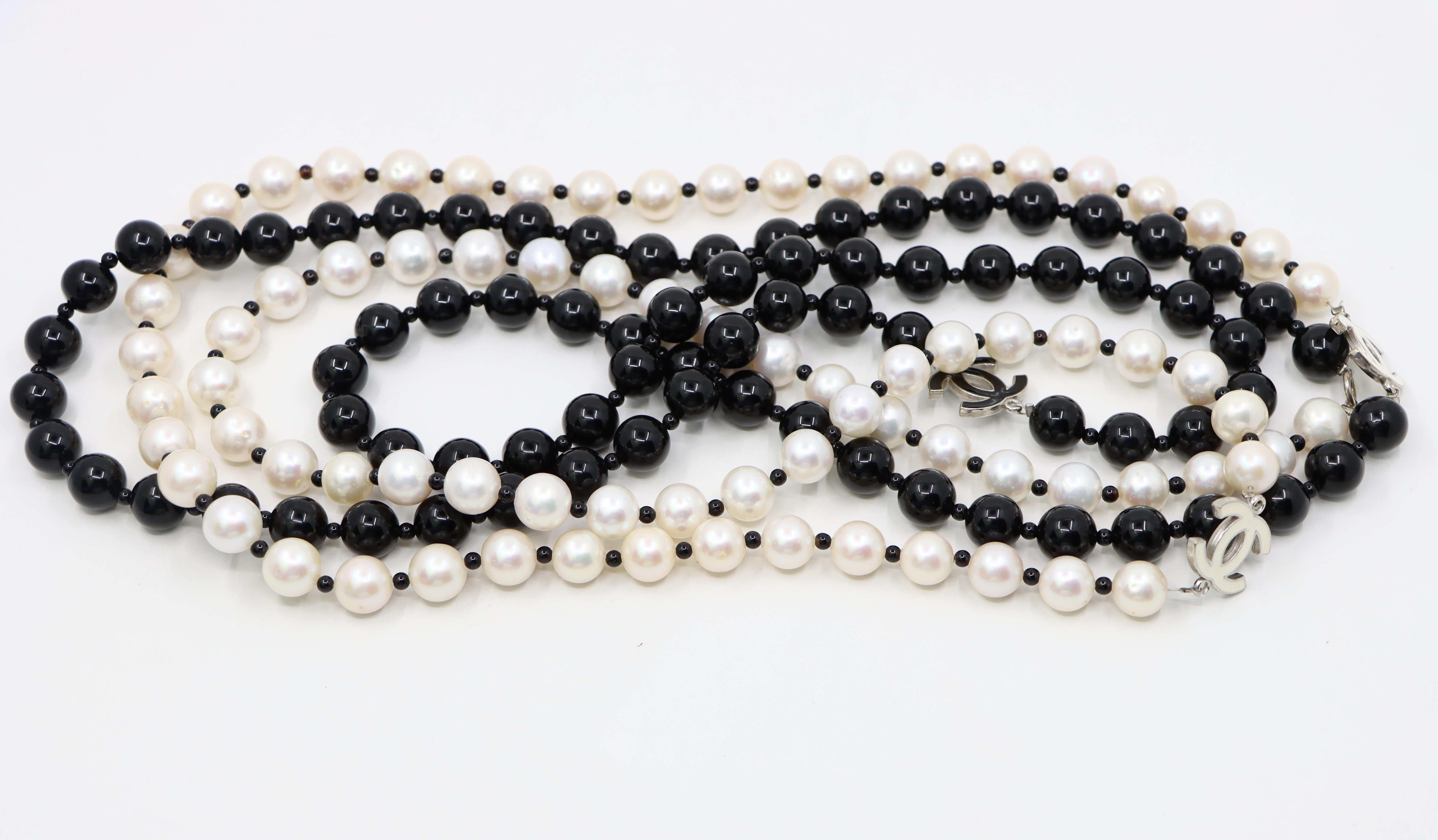 Chanel Black & White Faux Pearl Enamel Cc Logo Long Necklace For Sale 11