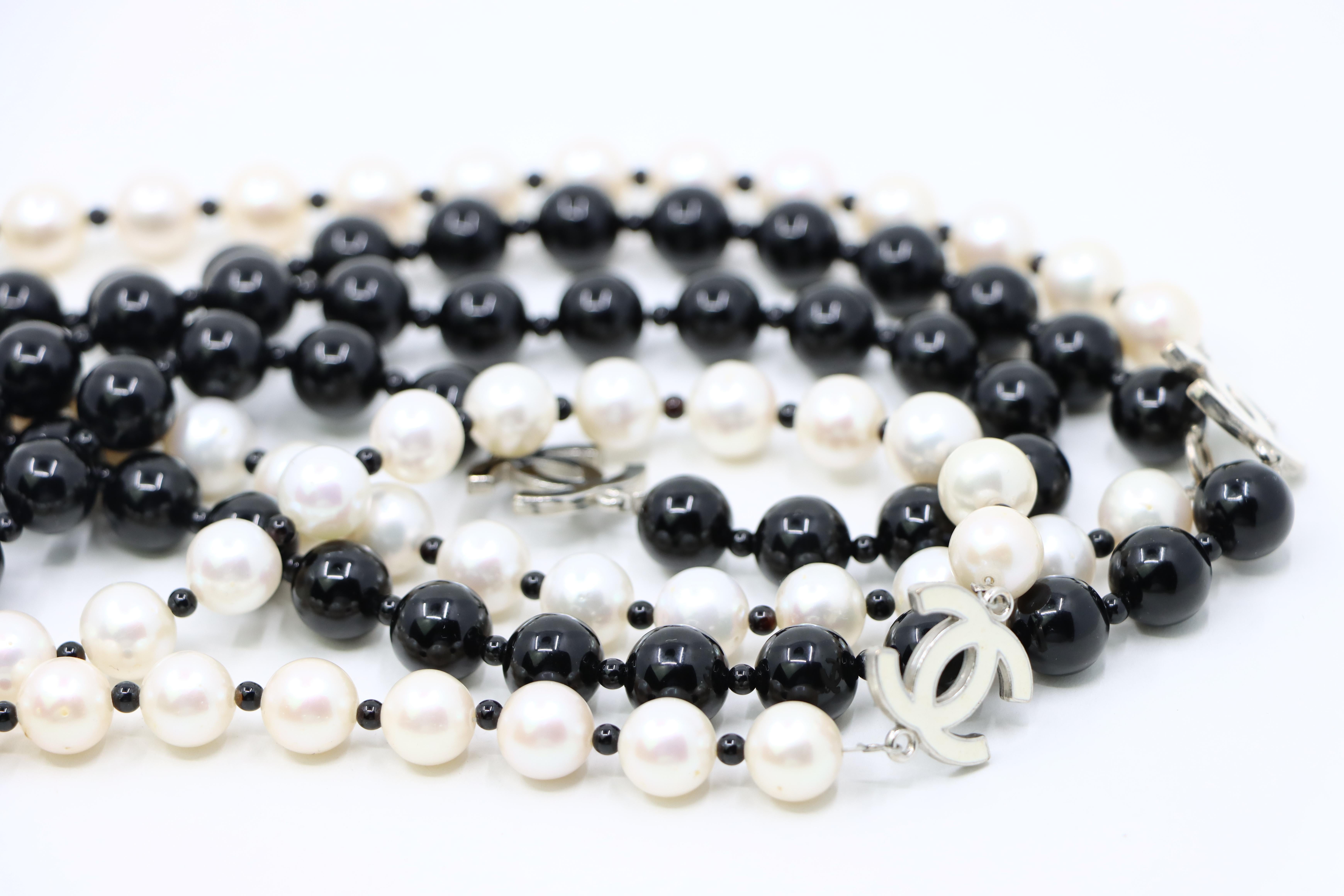 Chanel Black & White Faux Pearl Enamel Cc Logo Long Necklace For Sale 12
