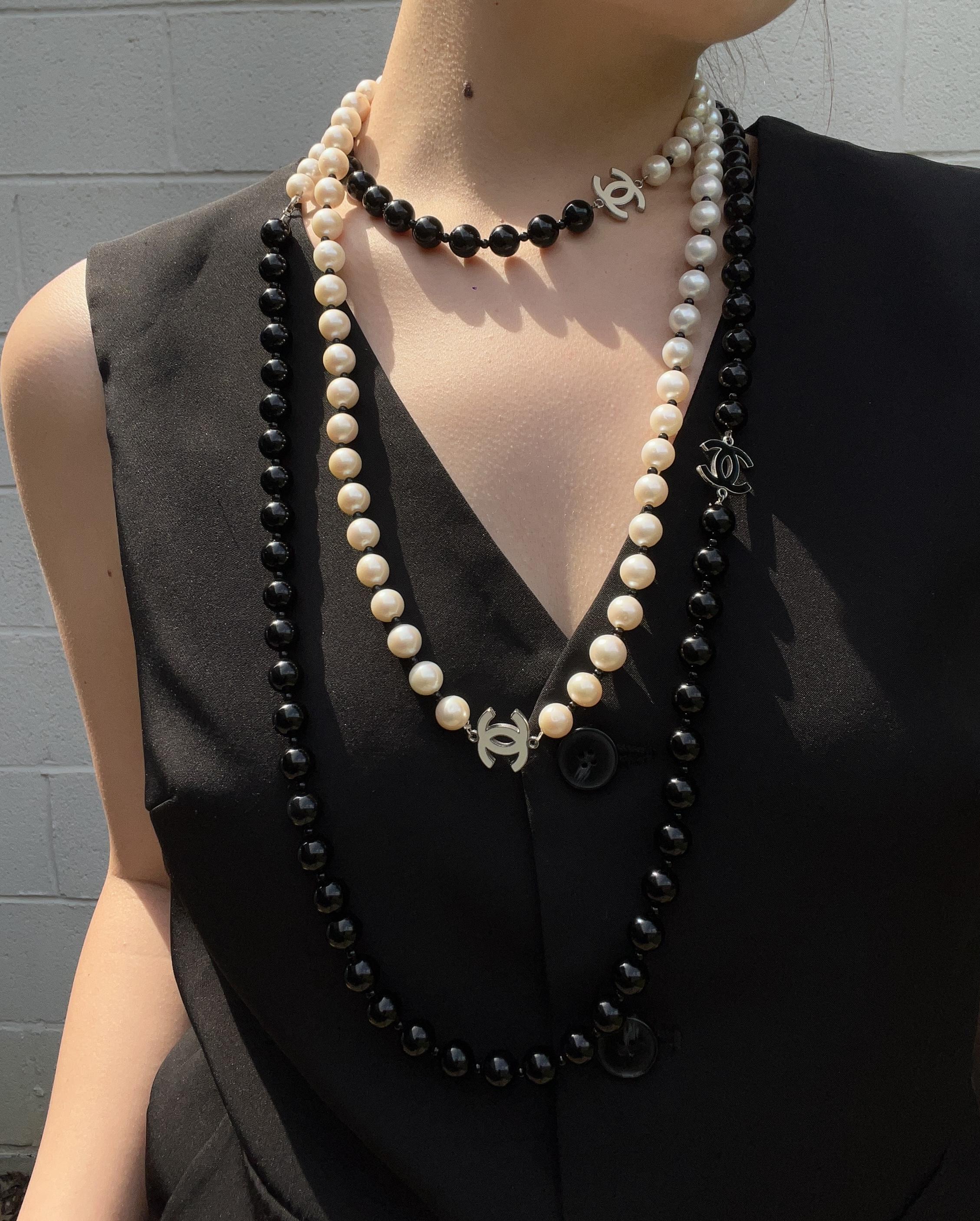 Chanel Black & White Faux Pearl Enamel Cc Logo Long Necklace

Approximate Dimensions:
202 cm (Length)
1- 1.9 cm (Width)
227.5 grams in weight
