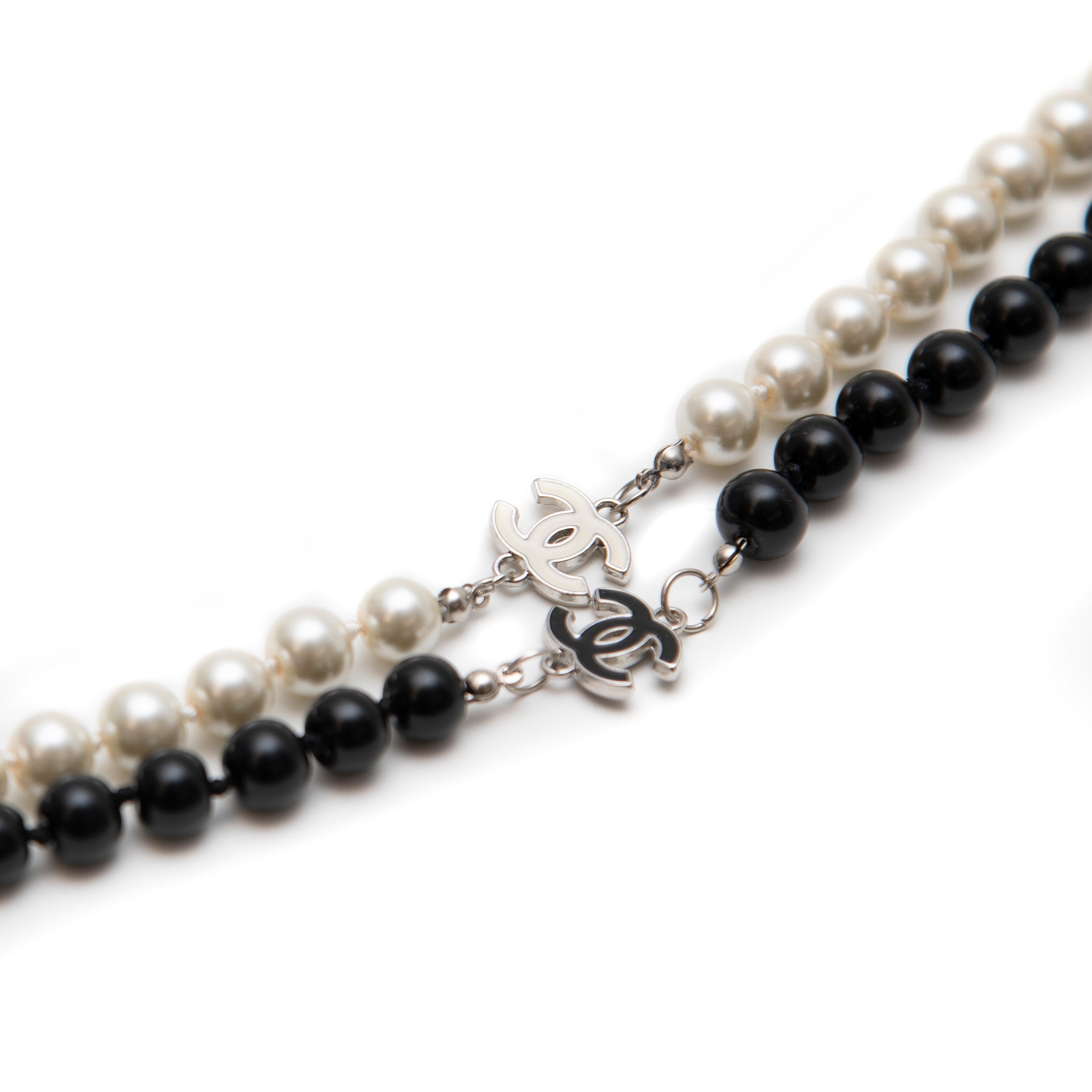 Chanel Black & White Faux Pearl Enamel Cc Logo Long Necklace

Dimensions (Approximate):
202 cm (Length)
1- 1.9 cm (Width)
227.5 grams in weight