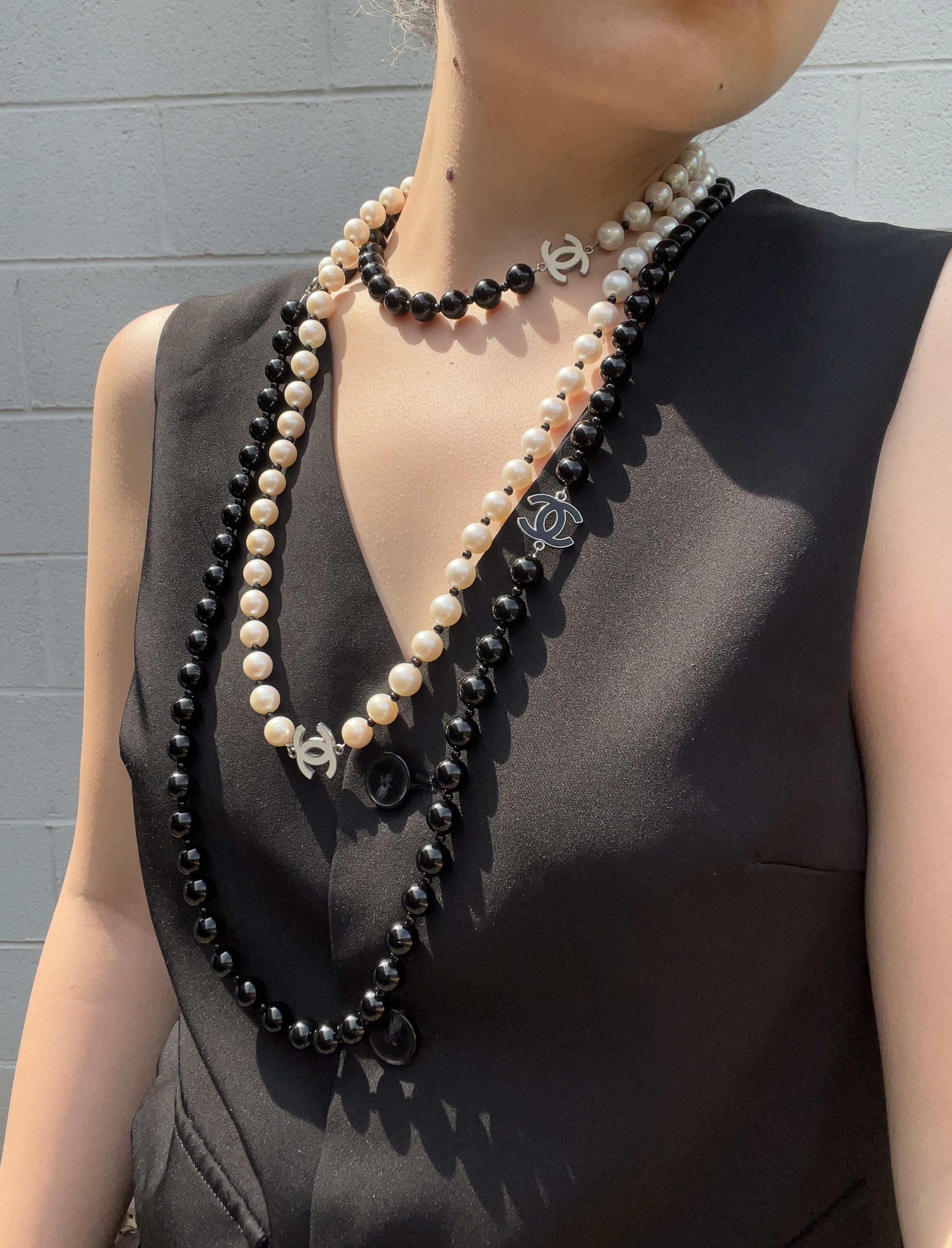 Chanel Black & White Faux Pearl Enamel Cc Logo Long Necklace In Good Condition For Sale In Flushing, NY