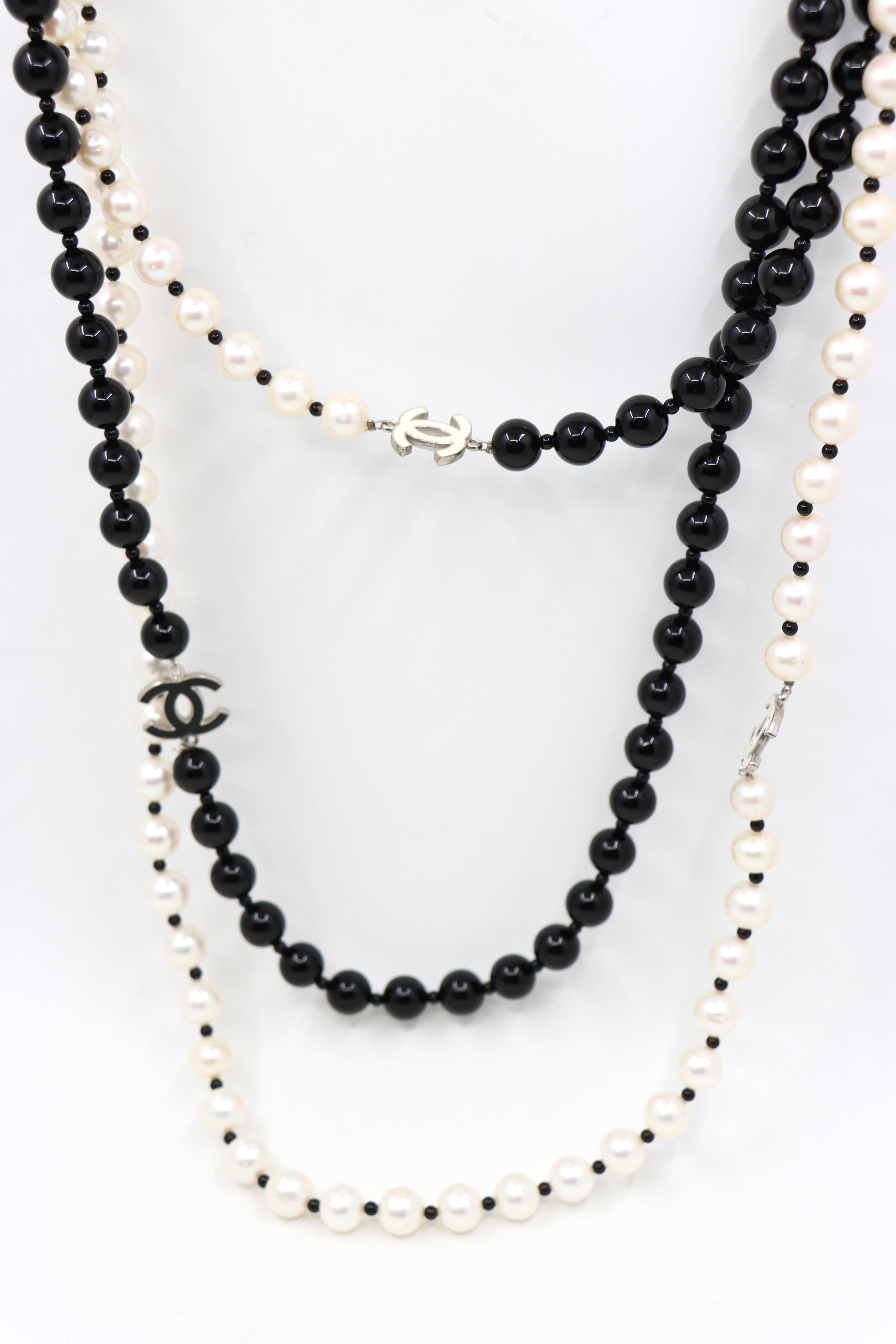 Women's or Men's Chanel Black & White Faux Pearl Enamel Cc Logo Long Necklace For Sale