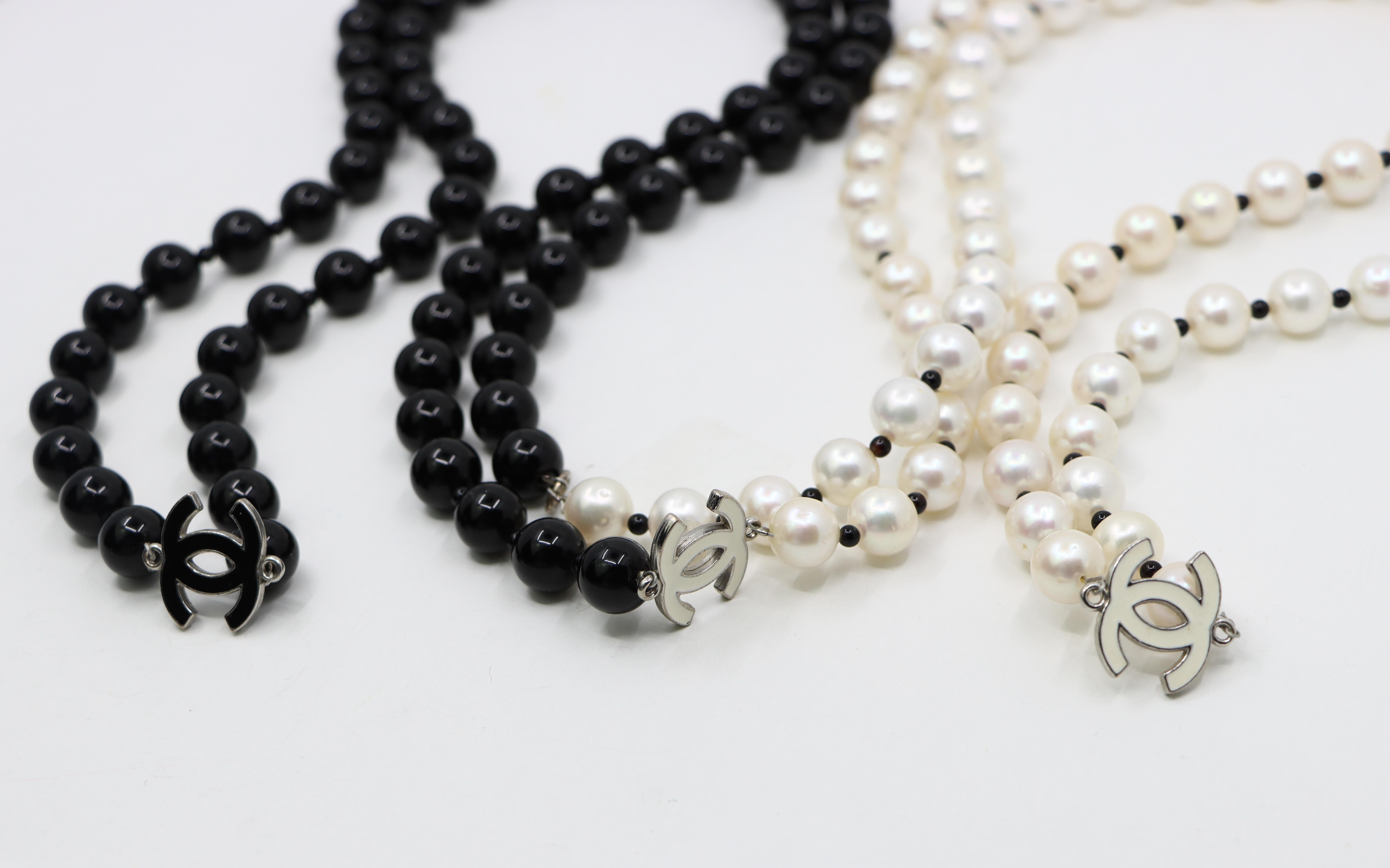Chanel Black & White Faux Pearl Enamel Cc Logo Long Necklace For Sale 5