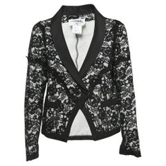 Chanel Schwarz/Weißer Blazer aus geblümter Spitze mit einem Knopfleiste L