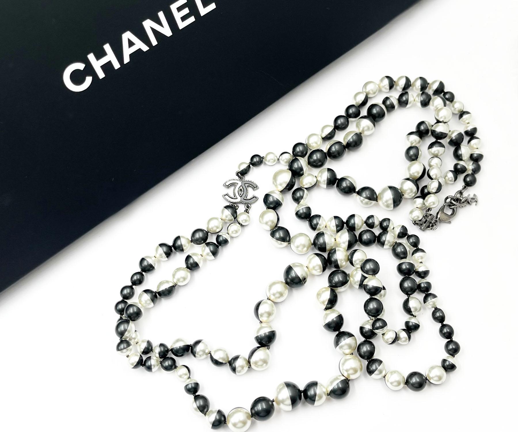 Chanel Einzigartige schwarz-weiße halber 2strängige lange Perlenkette mit Perlen

* Markiert 16
* Hergestellt in Frankreich
*Wird mit der Originalverpackung und dem Etui geliefert.

-Er ist ungefähr 42