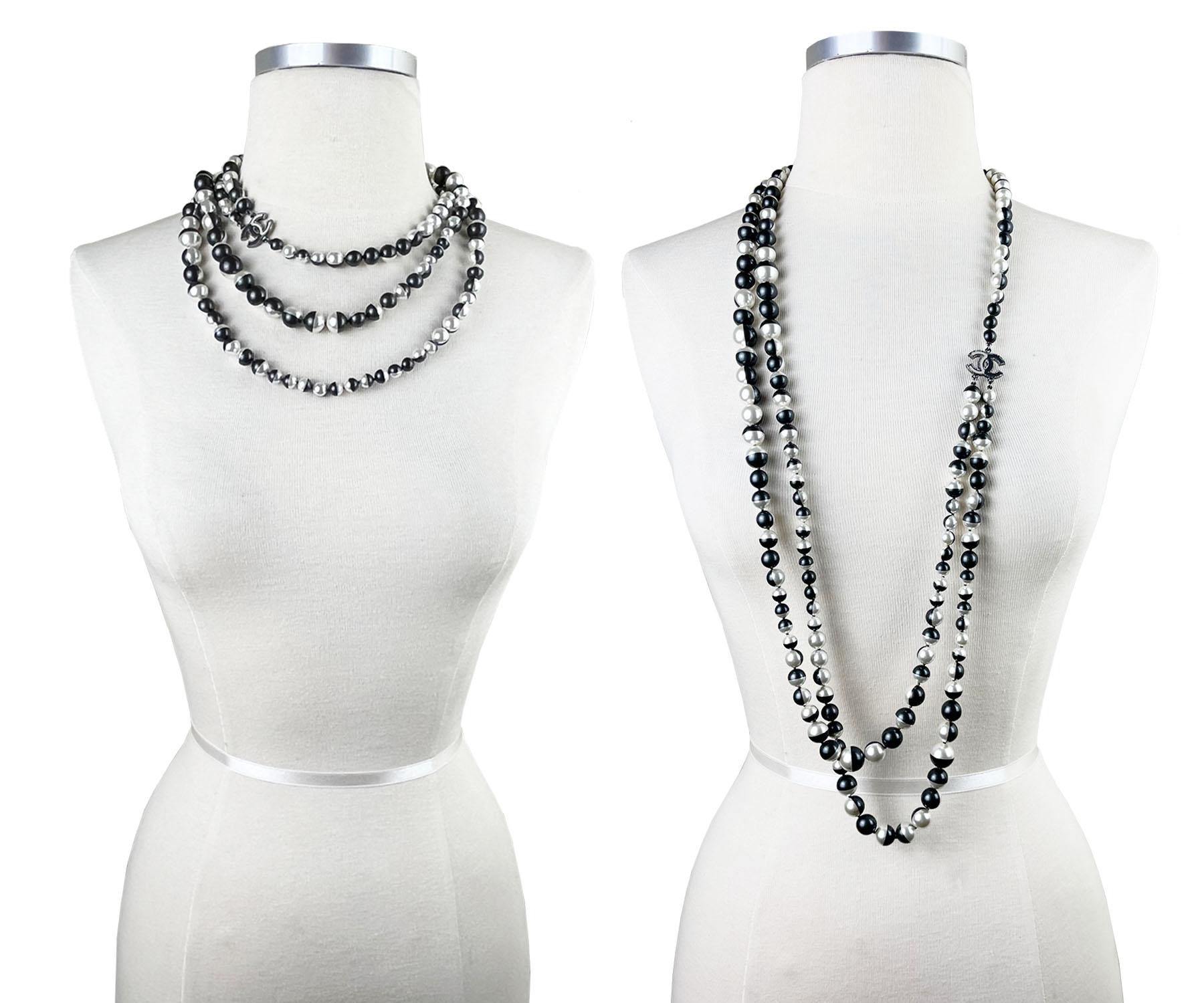 Chanel Einzigartige schwarz-weiße halber 2strängige lange Perlenkette mit Perlen  (Kunsthandwerker*in) im Angebot