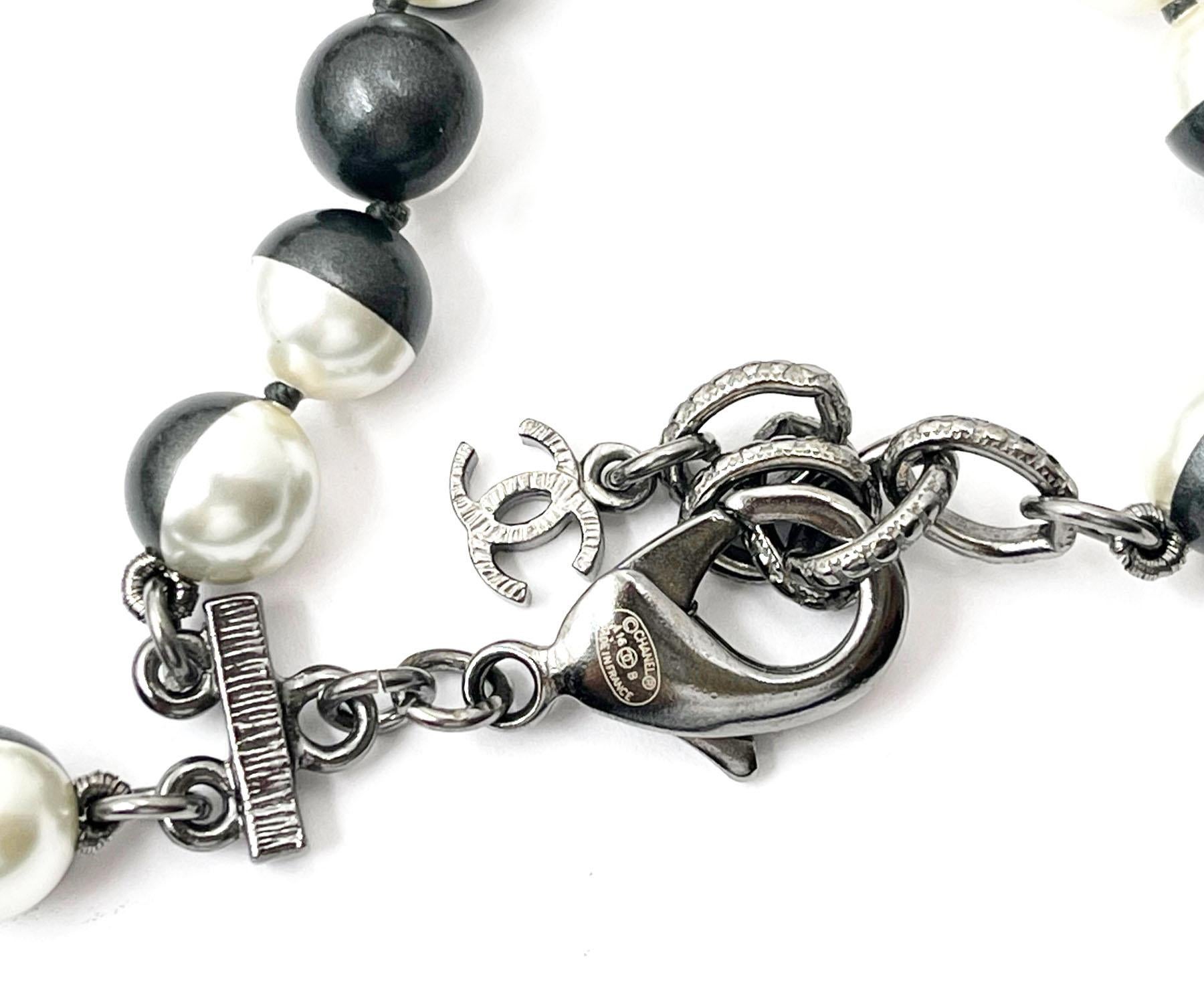 Chanel Einzigartige schwarz-weiße halber 2strängige lange Perlenkette mit Perlen  Damen im Angebot