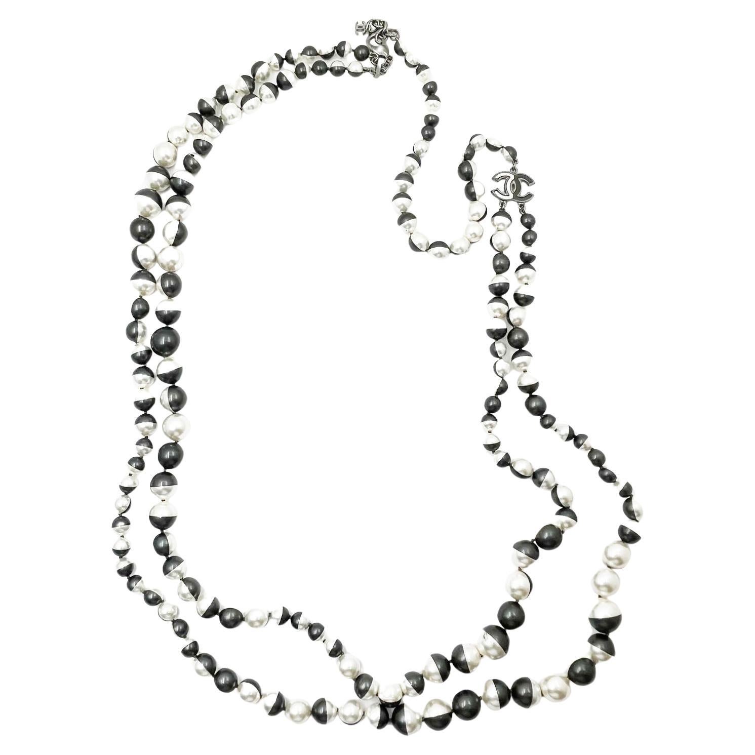 Chanel Einzigartige schwarz-weiße halber 2strängige lange Perlenkette mit Perlen  im Angebot