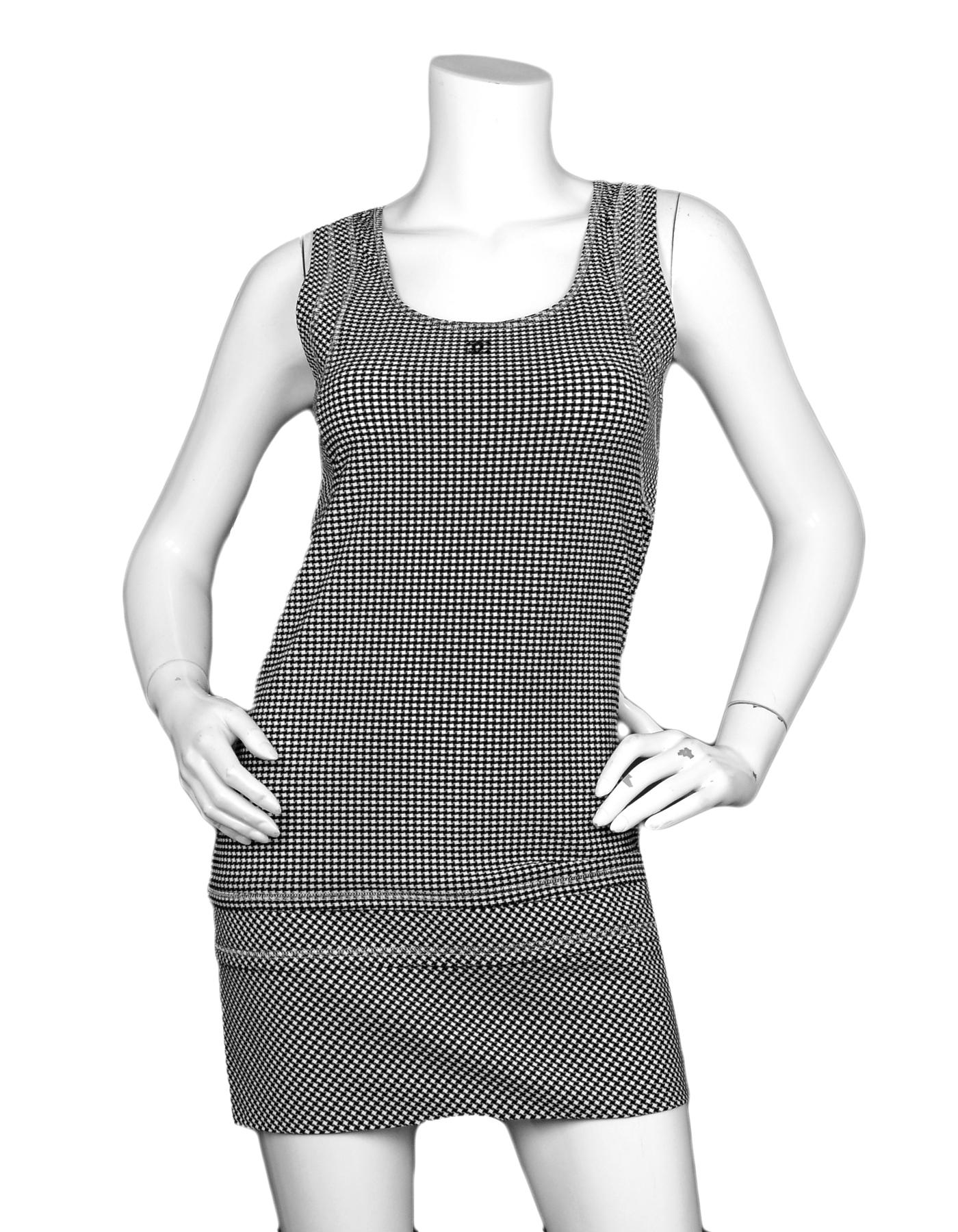 Chanel Black/White Houndstooth Sleeveless Dress sz 38

Made In: France
Year of Production: 2008
Color: Black/White
Materials: 86% Nylon, 14% Spandex
Lining: 86% Nylon, 14% Spandex
Opening/Closure: Slip-on
Overall Condition: Excellent pre-owned