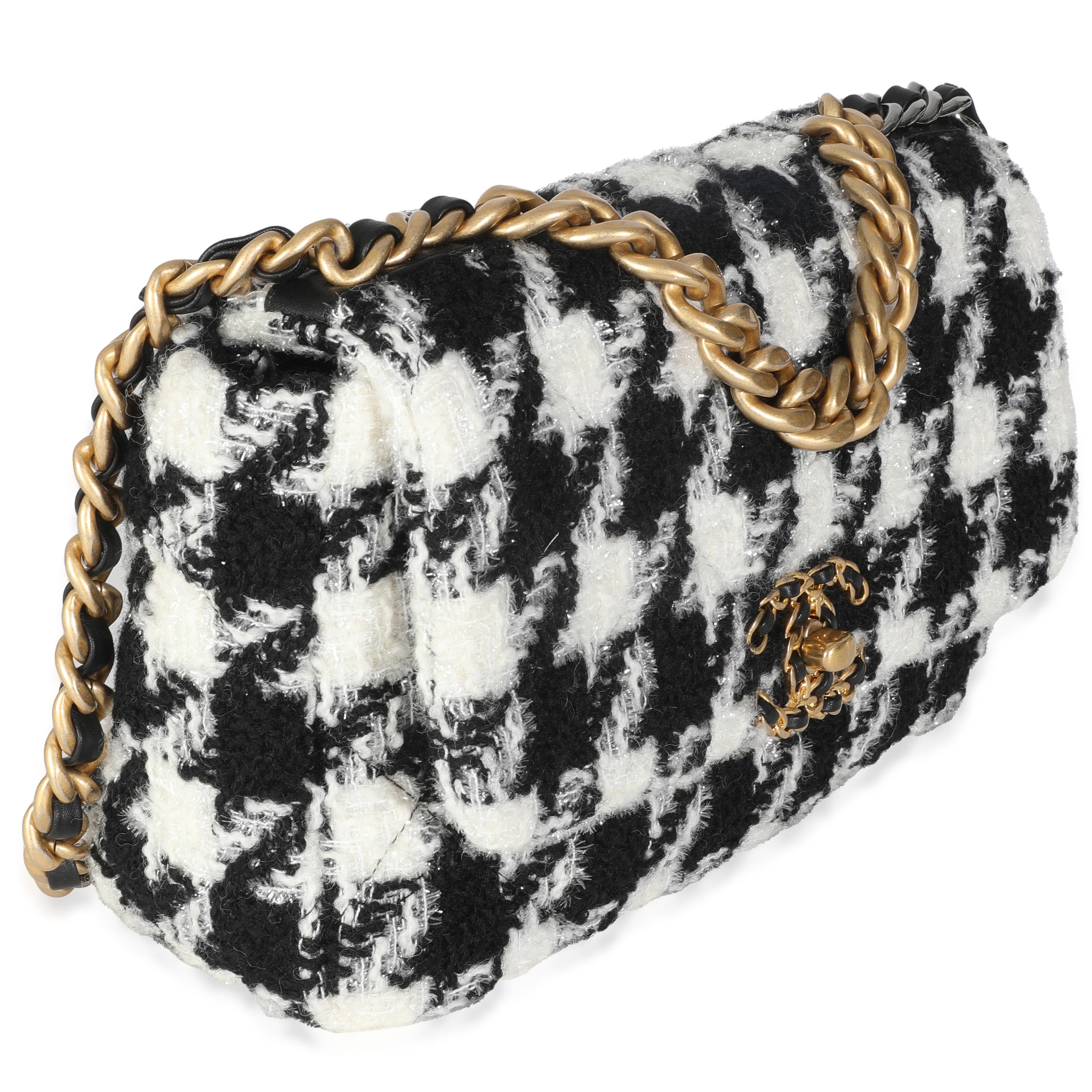 Auflistung Titel: Chanel Schwarz Weiß Hahnentritt Kleine Chanel 19 Klappentasche
SKU: 147112
Zustand: Gebraucht 
Beschreibung des Zustands: Die Überschlagtasche von Chanel ist ein zeitloser Klassiker, der nie aus der Mode kommt. Sie stammt aus dem