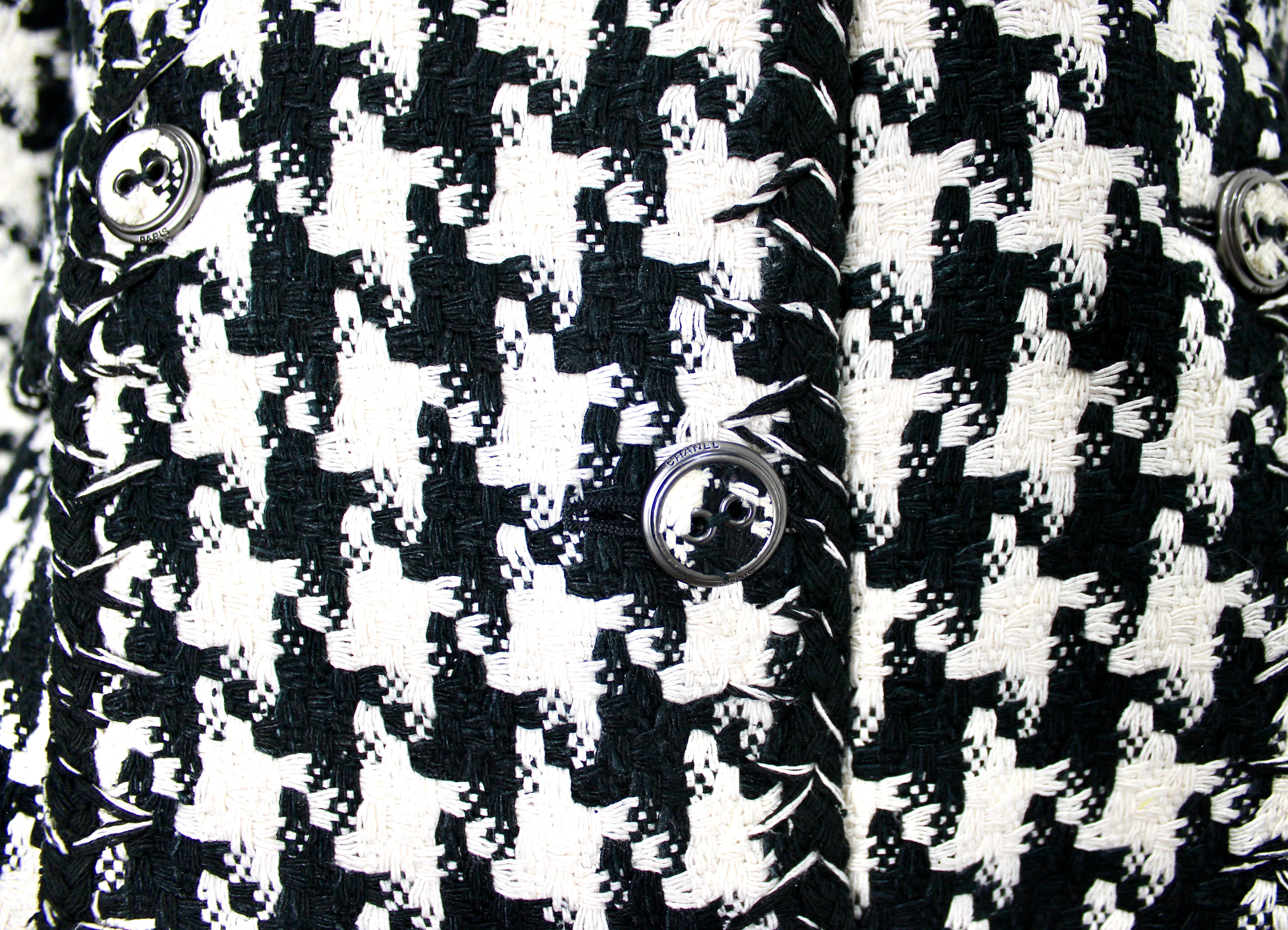 Giacca Chanel in pied-de-poule bianco e nero circa 2008 in vendita 1