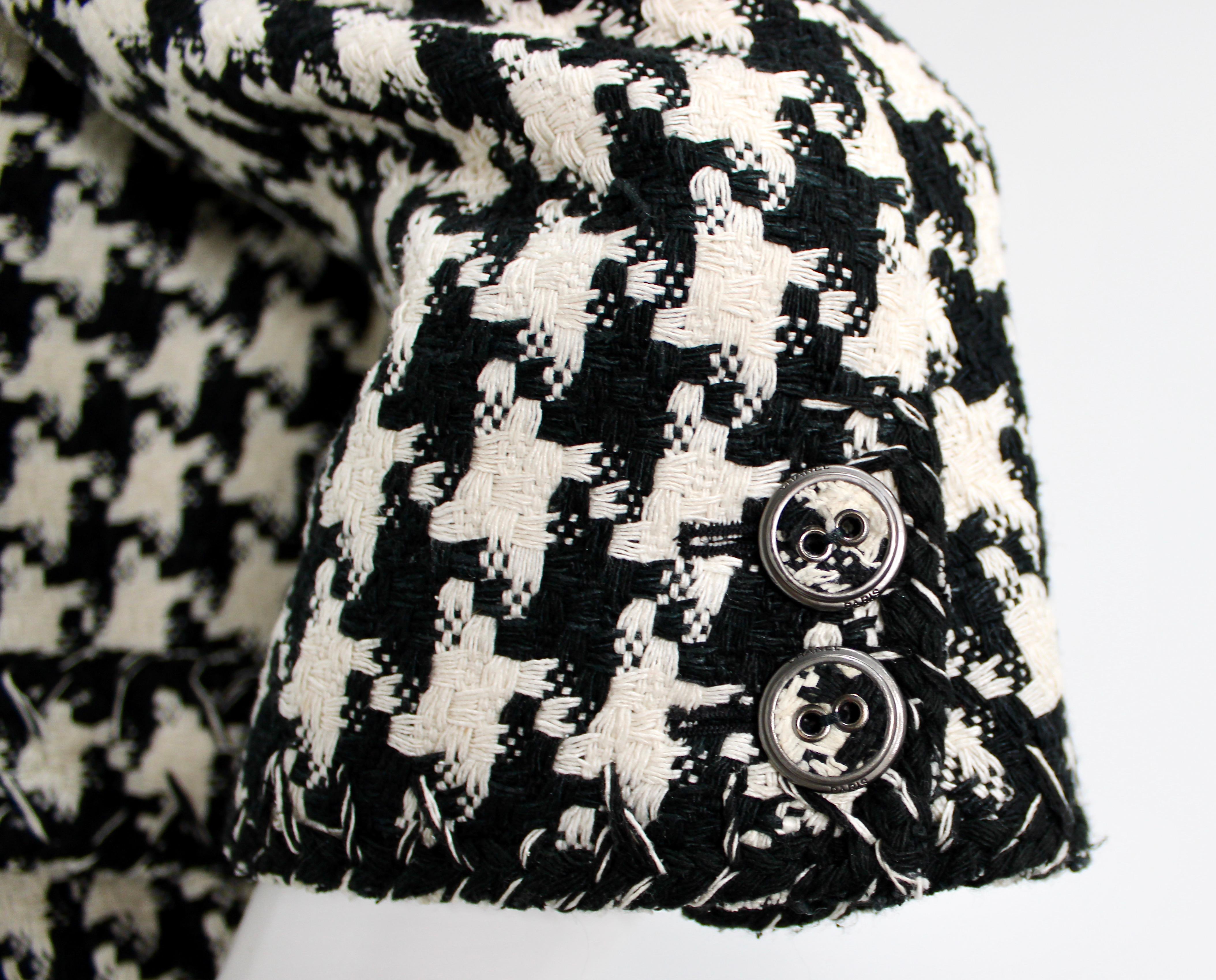 Giacca Chanel in pied-de-poule bianco e nero circa 2008 in vendita 3