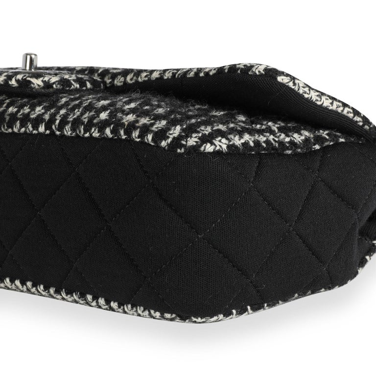 Chanel Chanel Tasche aus schwarzem und weißem Jersey und Hahnentritt-Bouclé  mit einer Klappe im Angebot bei 1stDibs