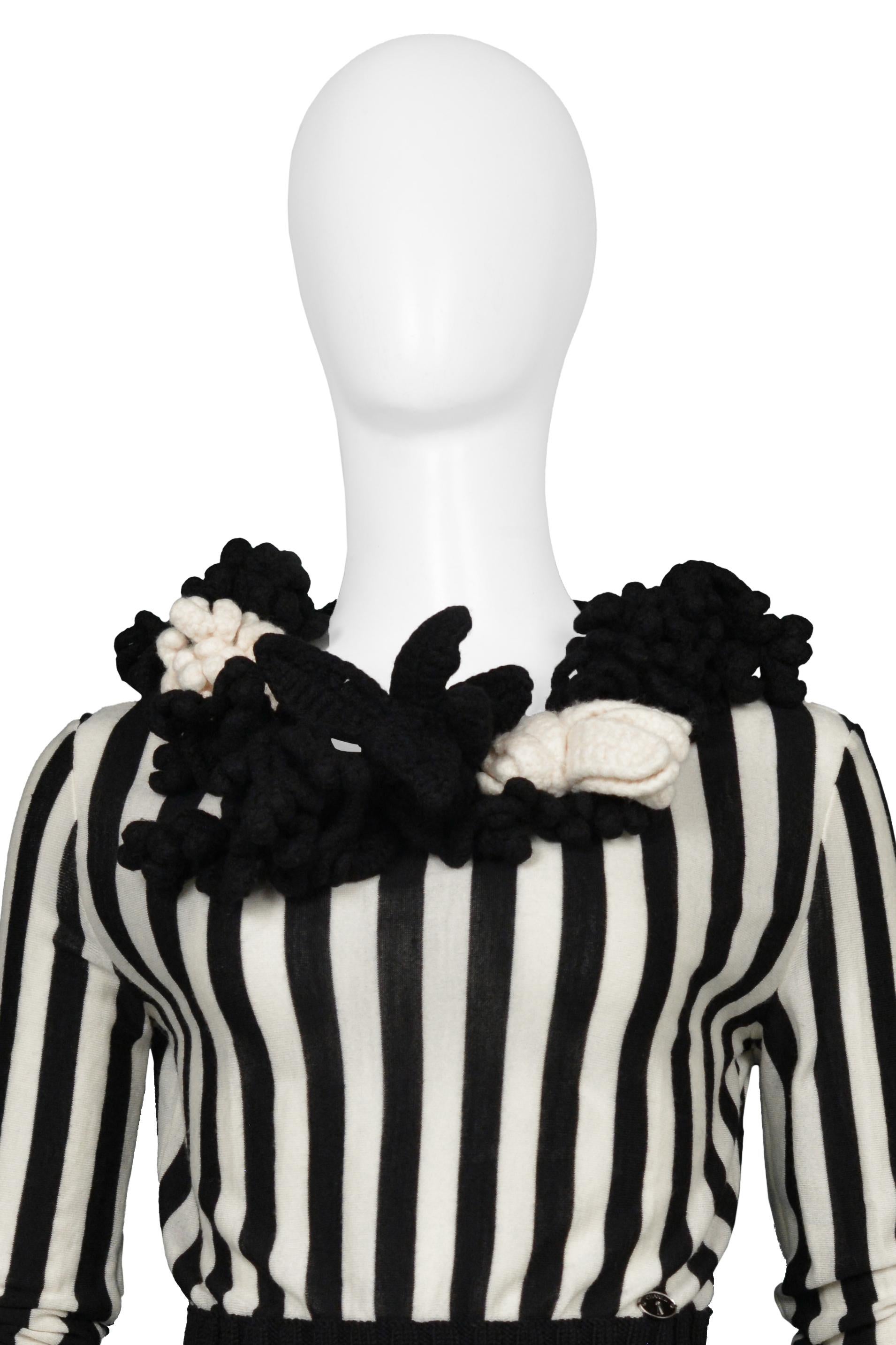 Chanel Black & White Knit Striped Top With Crochet Flowers 2007 In Excellent Condition For Sale In Los Angeles, CA