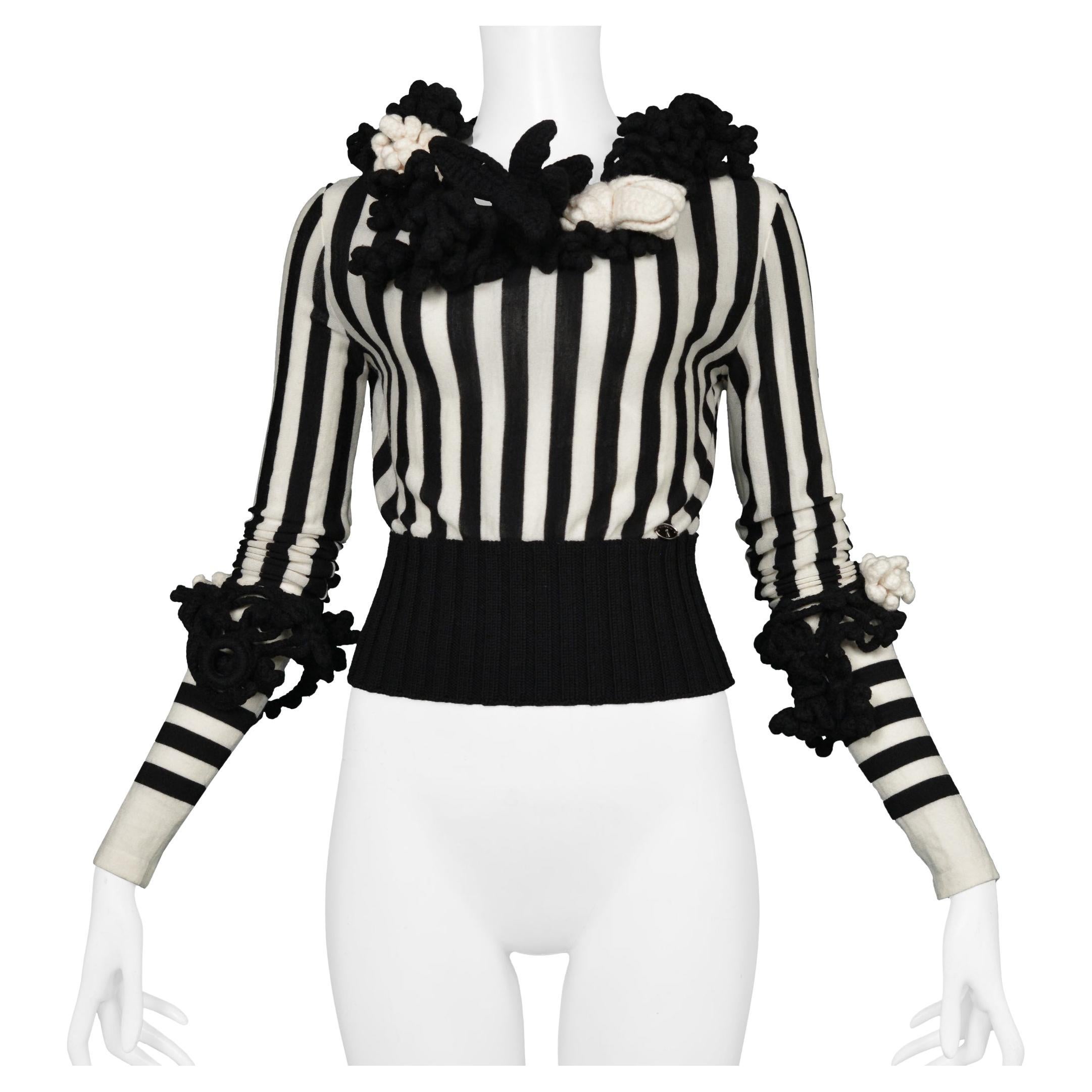 Chanel Top a righe in maglia bianca e nera con fiori all'uncinetto 2007 in vendita