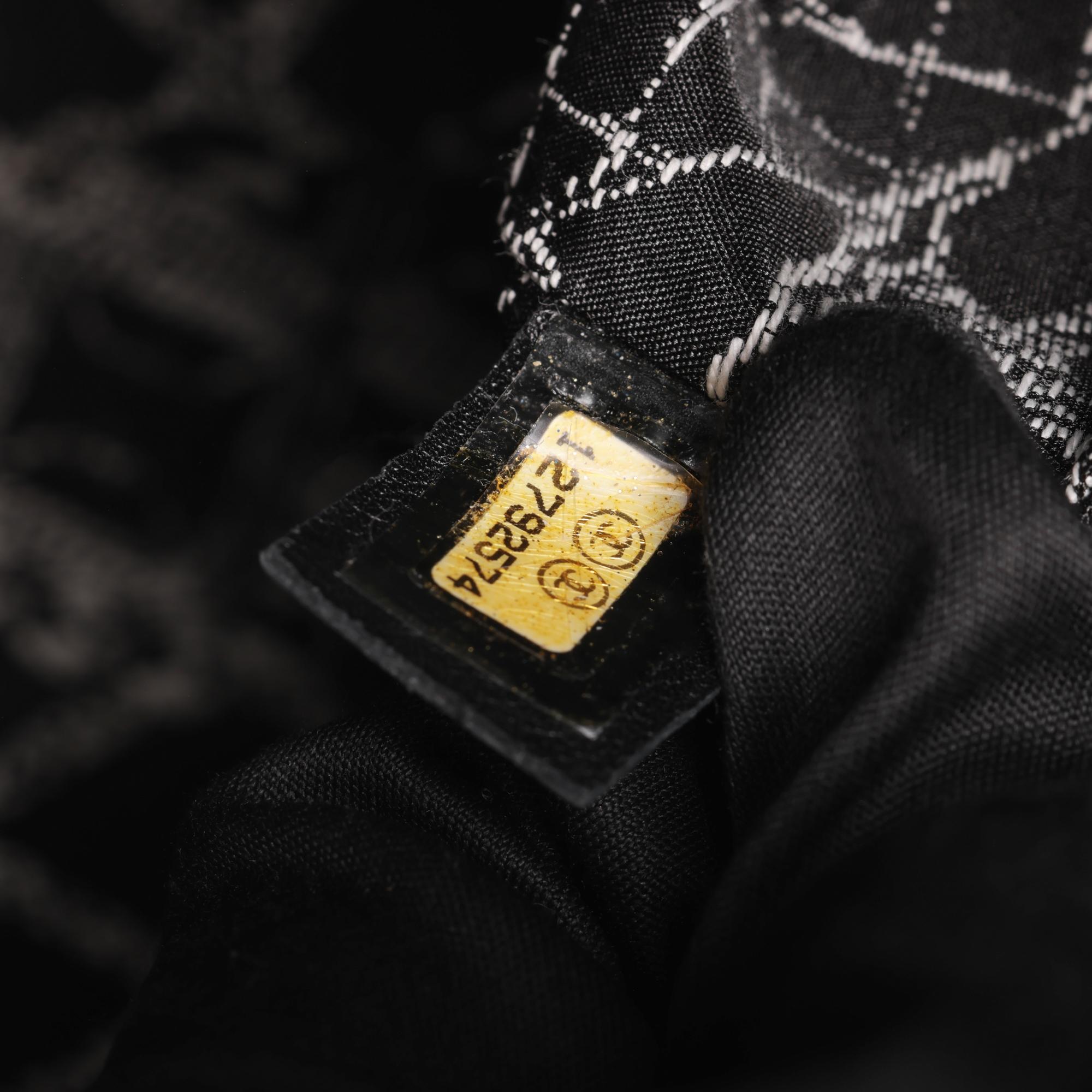 CHANEL Schwarz-weißes Lammfell Mini-Einkaufstasche Tote im Angebot 6