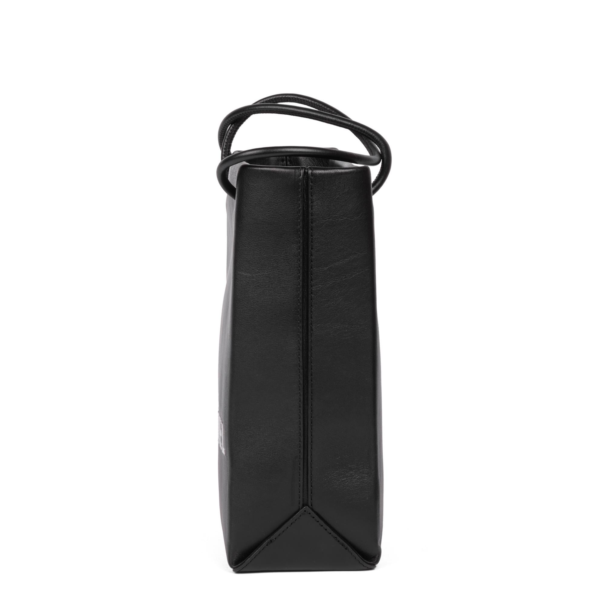 CHANEL Schwarz-weißes Lammfell Mini-Einkaufstasche Tote Damen im Angebot