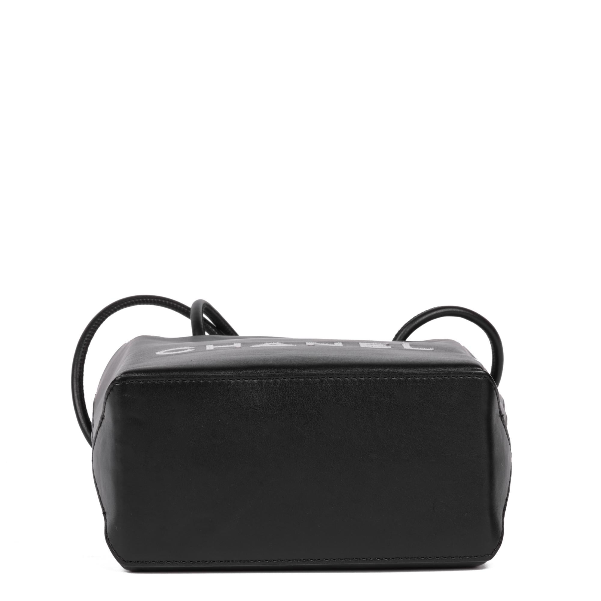 CHANEL Schwarz-weißes Lammfell Mini-Einkaufstasche Tote im Angebot 2
