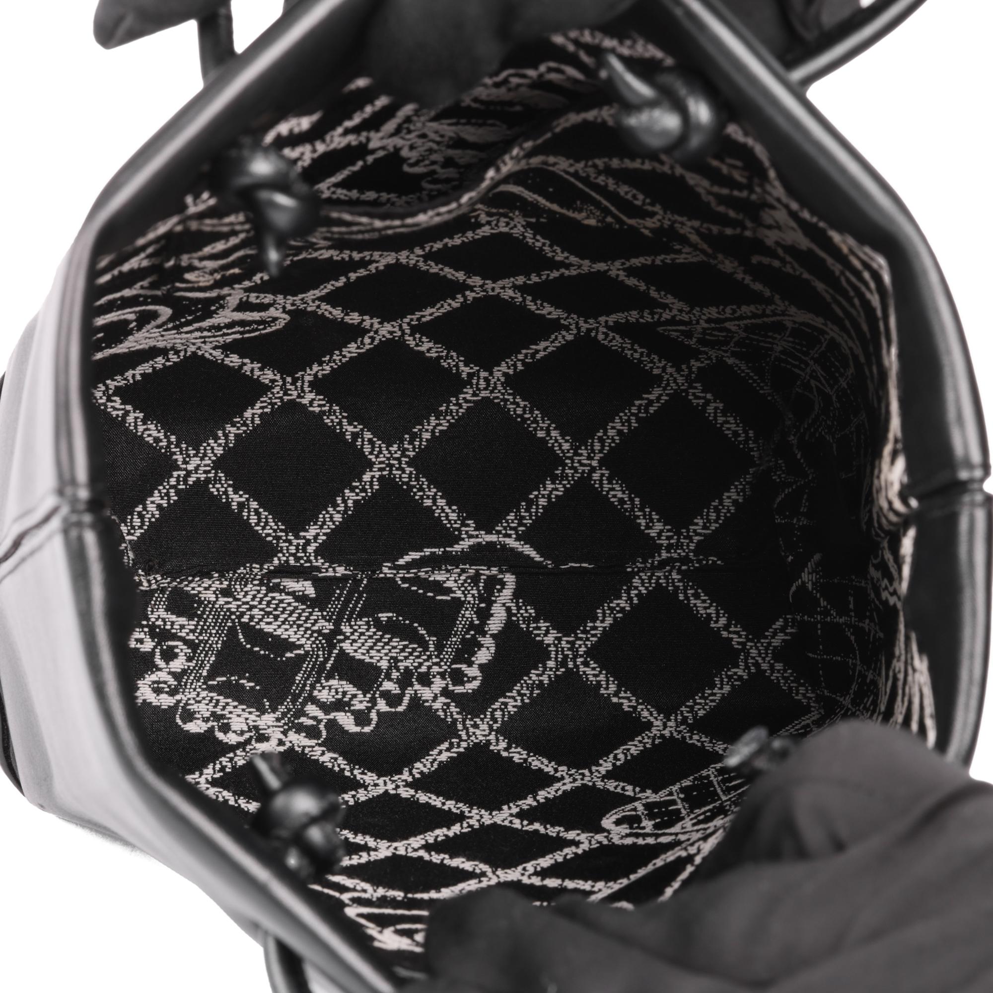 CHANEL Schwarz-weißes Lammfell Mini-Einkaufstasche Tote im Angebot 4