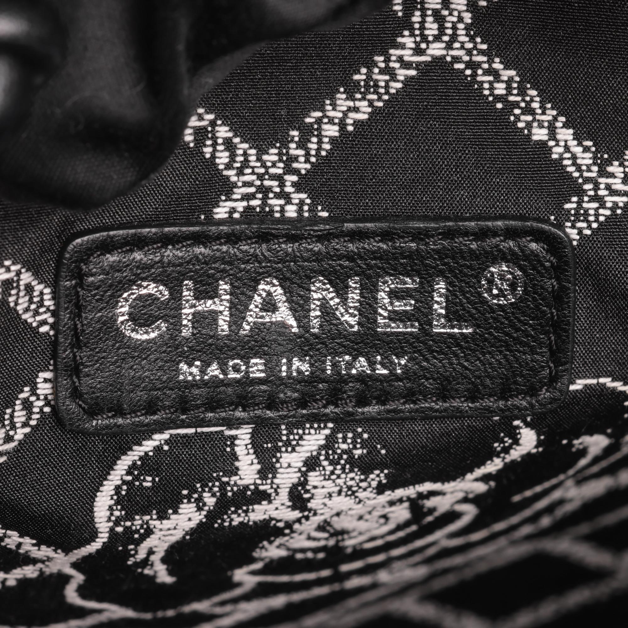 CHANEL Schwarz-weißes Lammfell Mini-Einkaufstasche Tote im Angebot 5