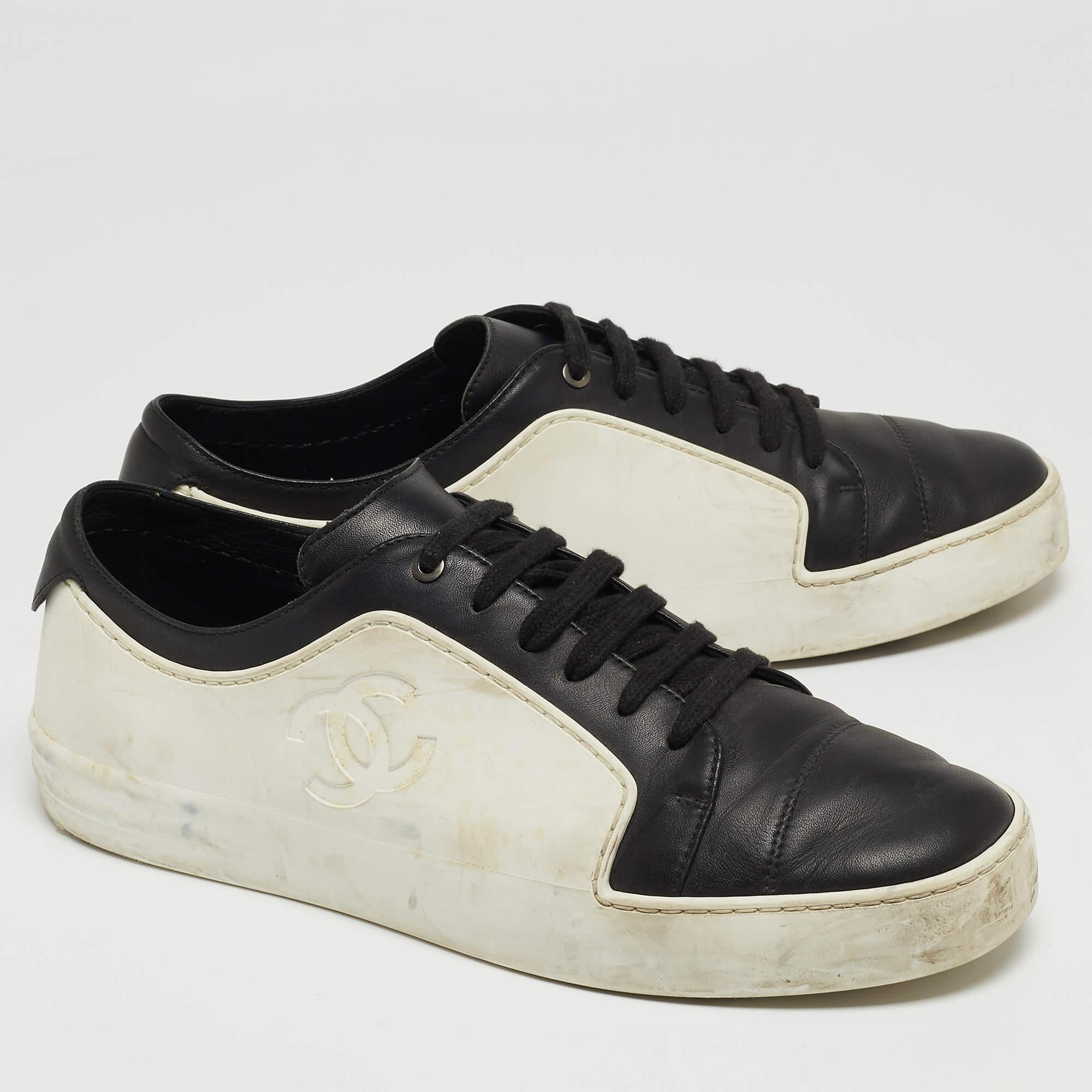 Chanel Black/White Leather and Rubber CC Low Top Sneakers Size 40 In Fair Condition For Sale In Dubai, Al Qouz 2