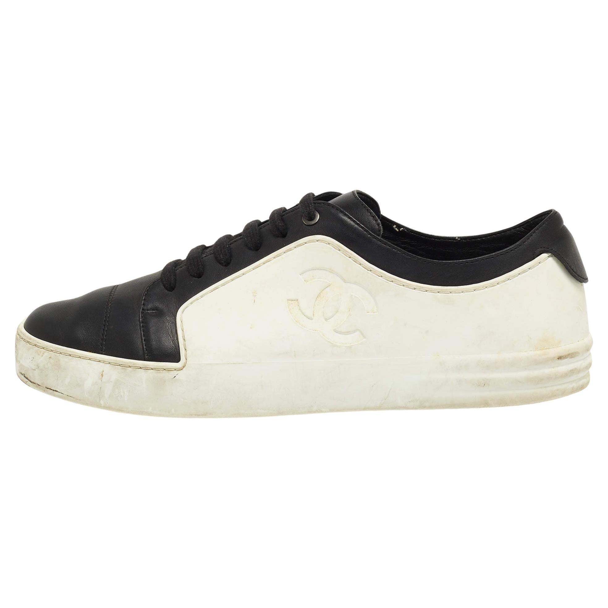 Chanel Black/White Leather and Rubber CC Low Top Sneakers Size 40 For Sale