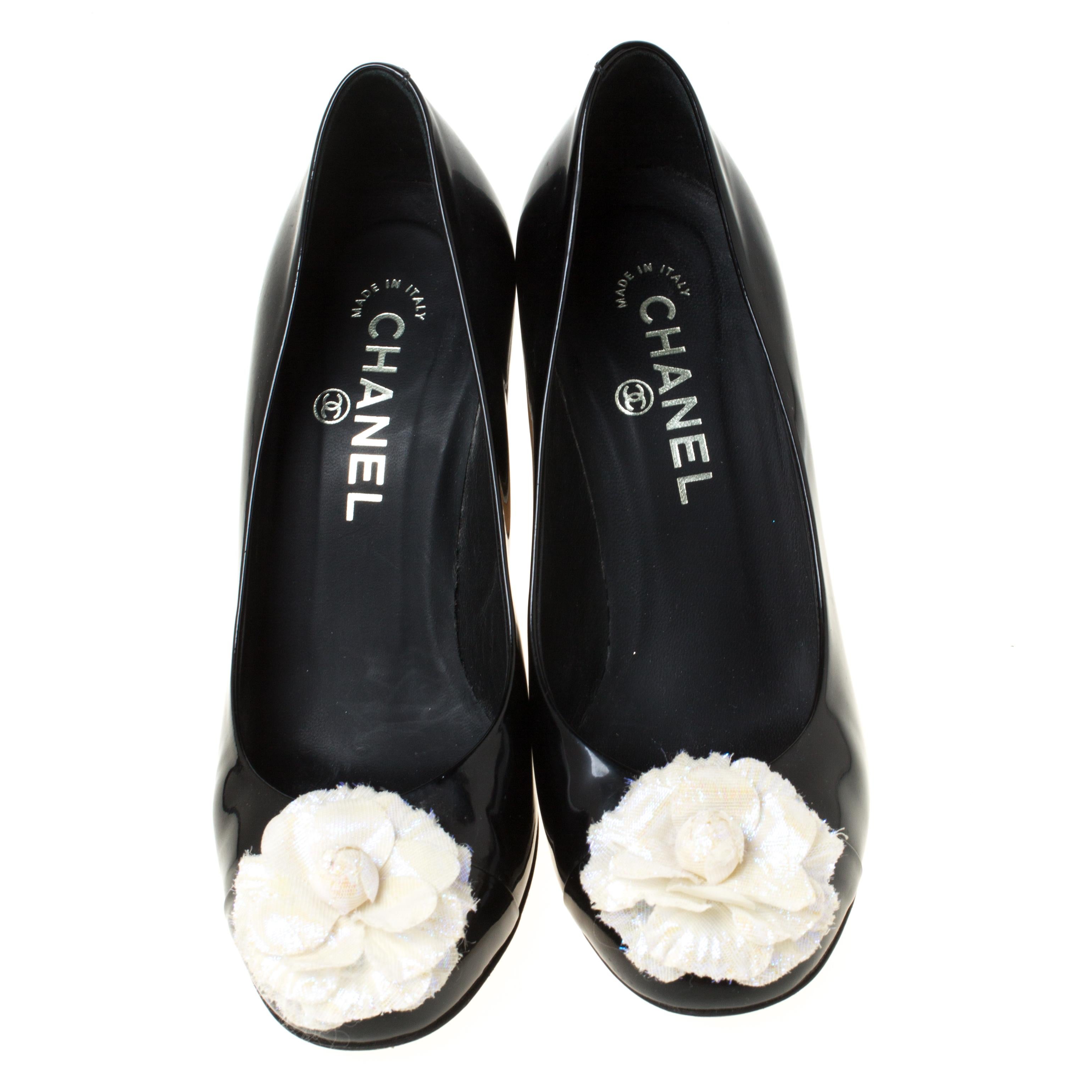 We always love to see creations as elegant as these pumps from Chanel. They have been wonderfully designed using leather and are designed with Camellia on the cap toes. Complete with 9 cm heels, these pumps will bestow you with style and