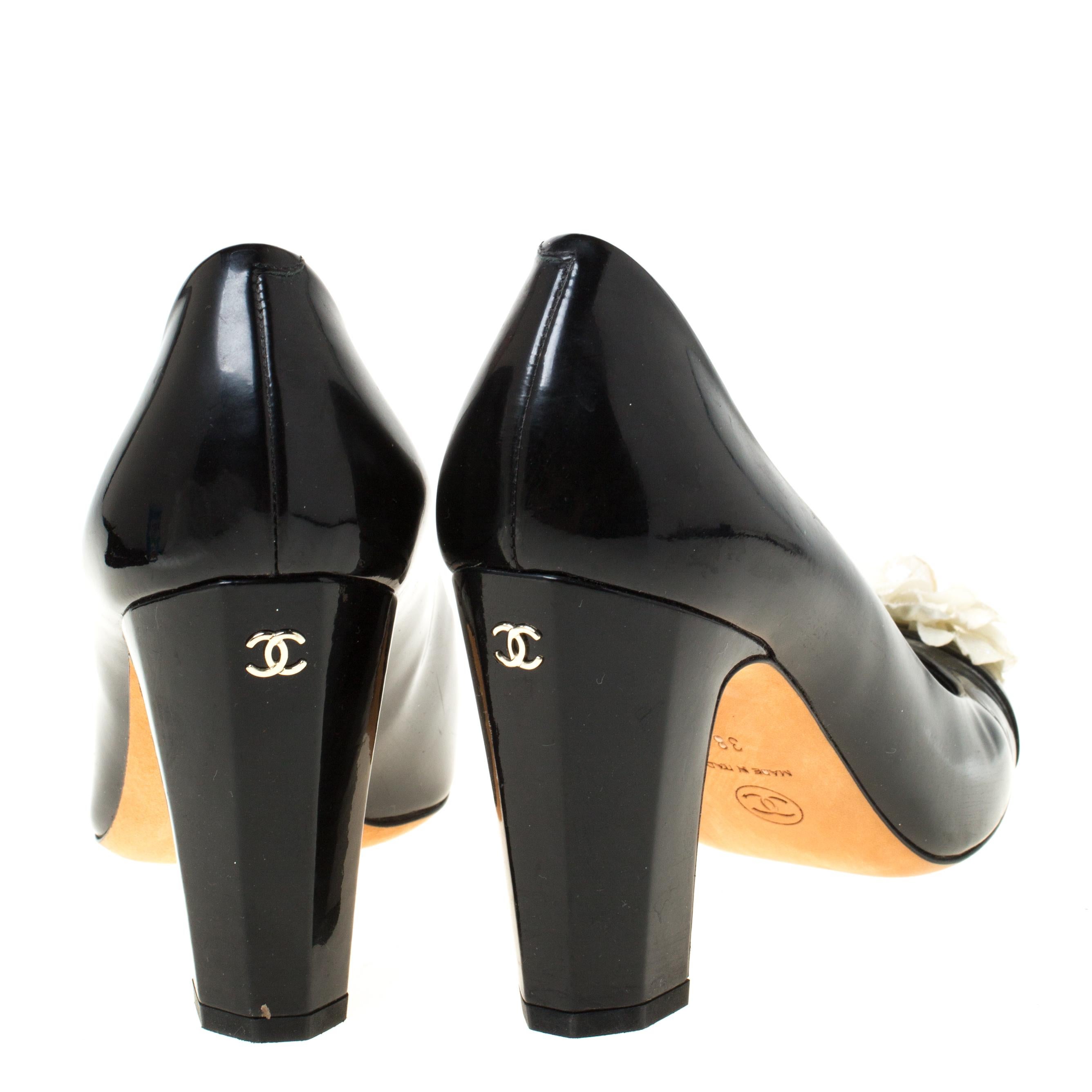 Chanel Black/White Leather Camellia Cap Toe Pumps Size 38 In Good Condition In Dubai, Al Qouz 2