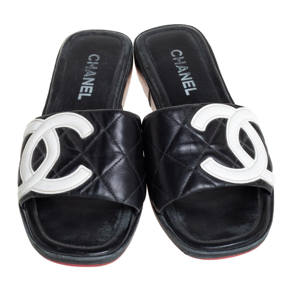 Blending comfort and style perfectly, these flat slides from Chanel will surely become your favorite! The black slides are crafted from leather and feature an open-toe silhouette. They have been styled with the signature quilted pattern and the