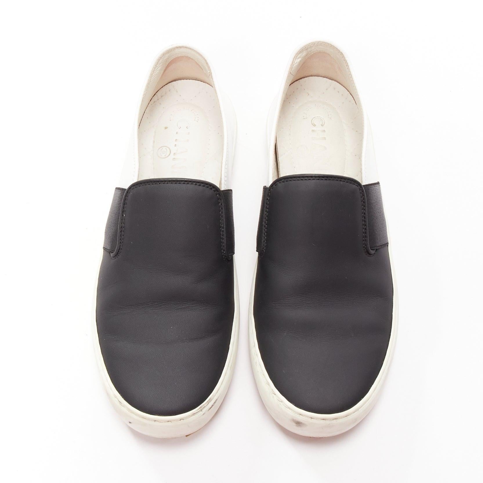 Gray CHANEL black white leather CC logo back minimal classic skates sneakers EU36 For Sale