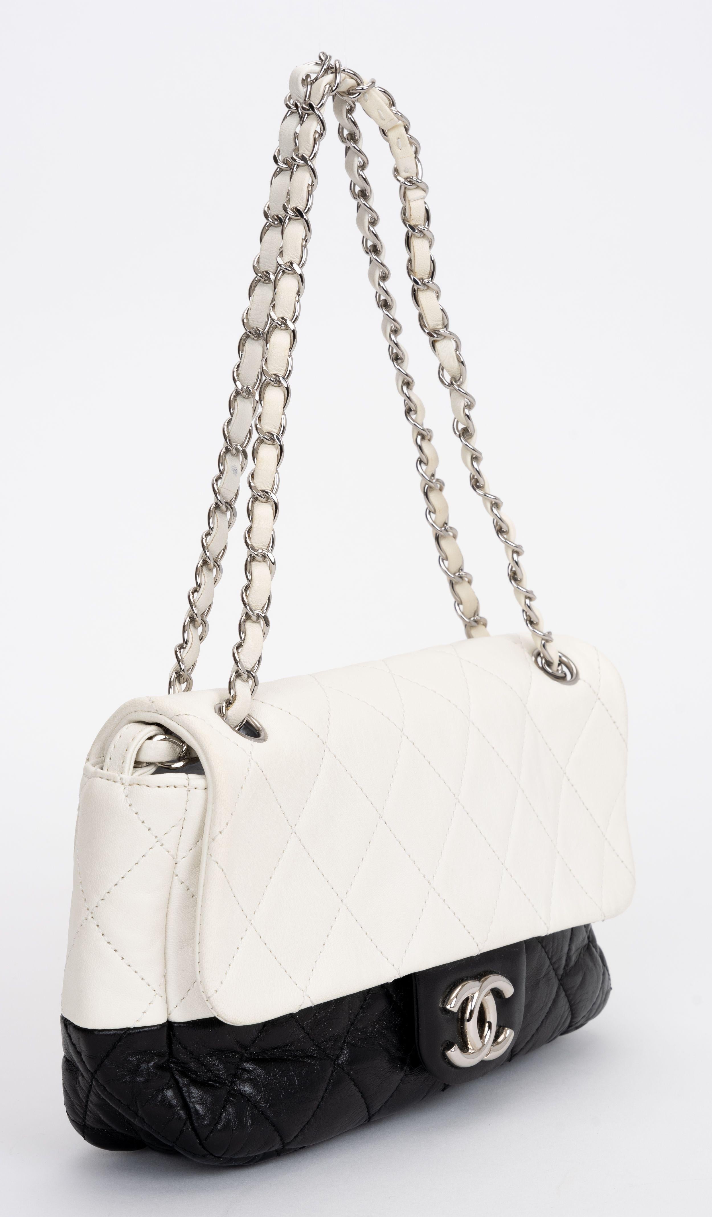 Chanel authentische Leder Crossbody Bag aus gestepptem Lammleder in zweifarbigem Schwarz und Weiß.
Schulterhöhe 7,5