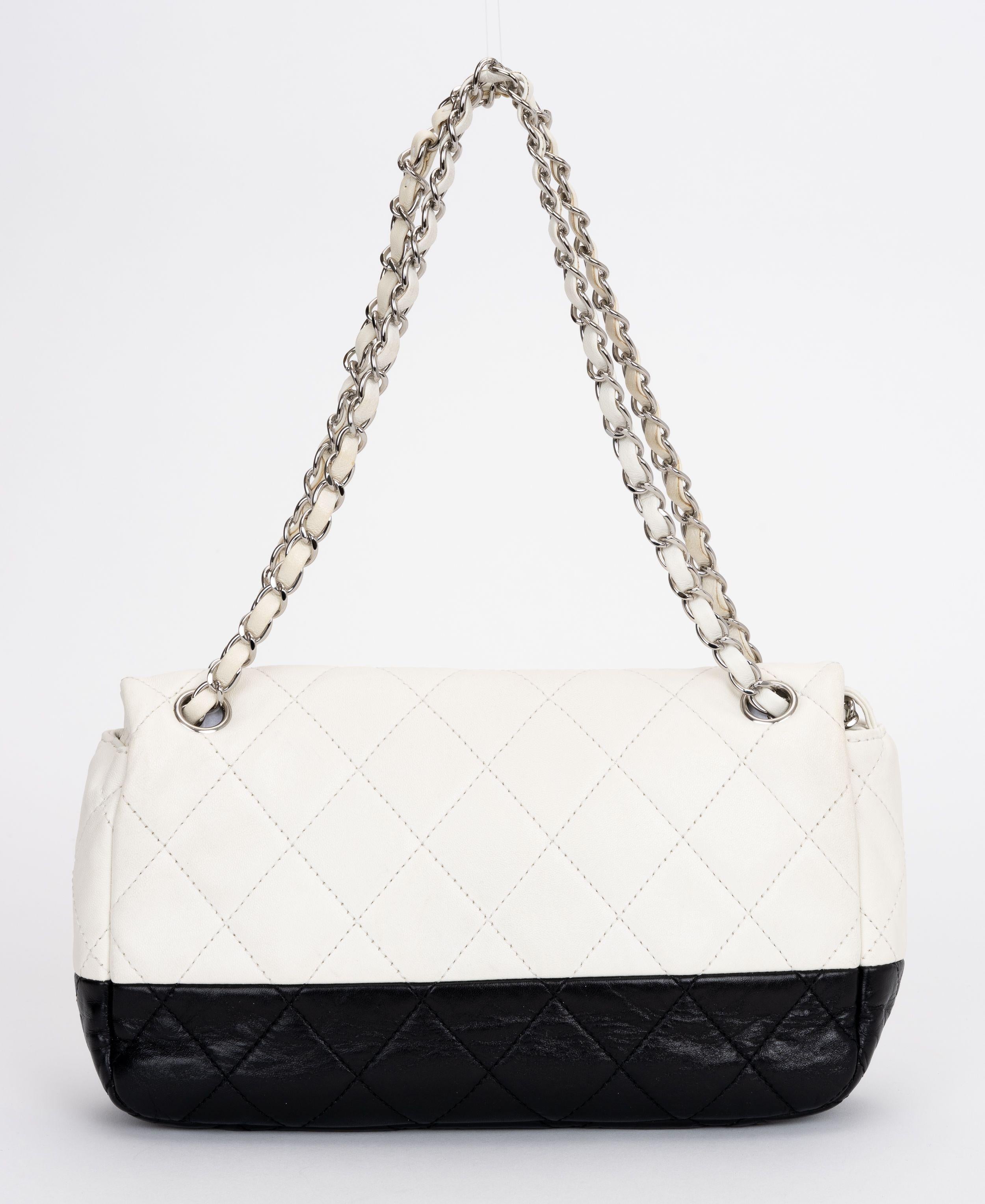 Chanel - Sac à bandoulière en cuir noir et blanc Excellent état - En vente à West Hollywood, CA