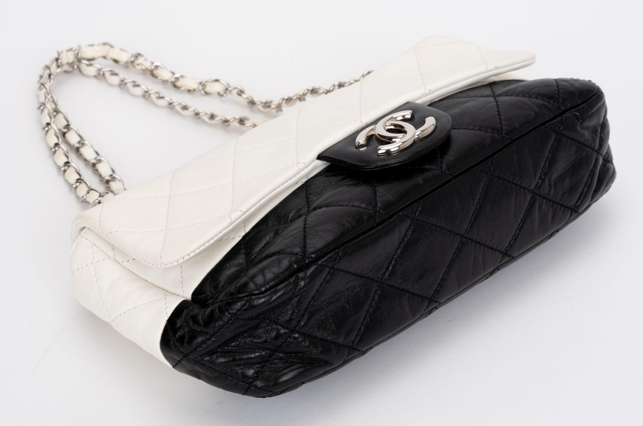 Chanel Schwarz/Weiß Leder-Umhängetasche Damen im Angebot