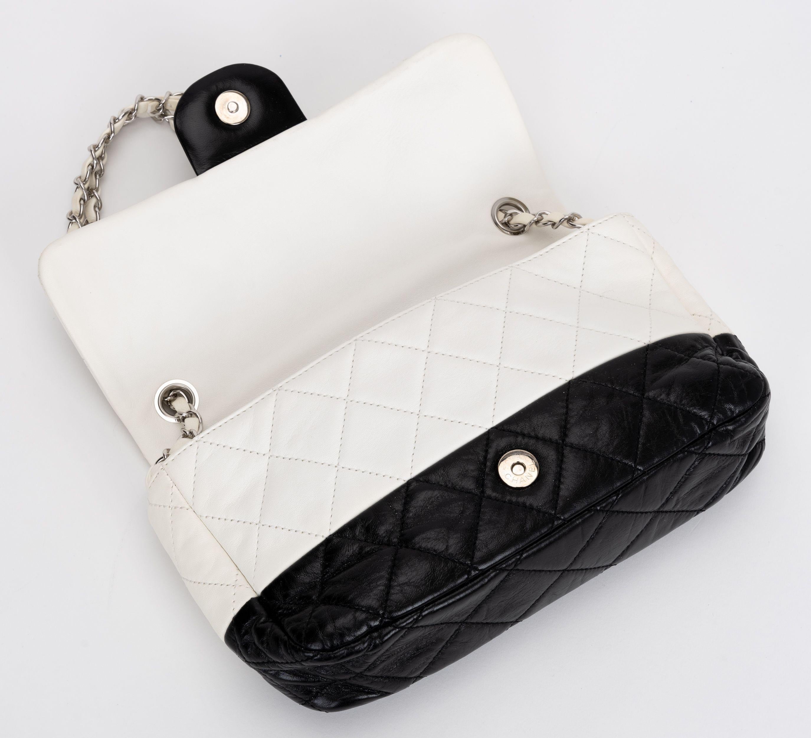 Chanel Schwarz/Weiß Leder-Umhängetasche im Angebot 1