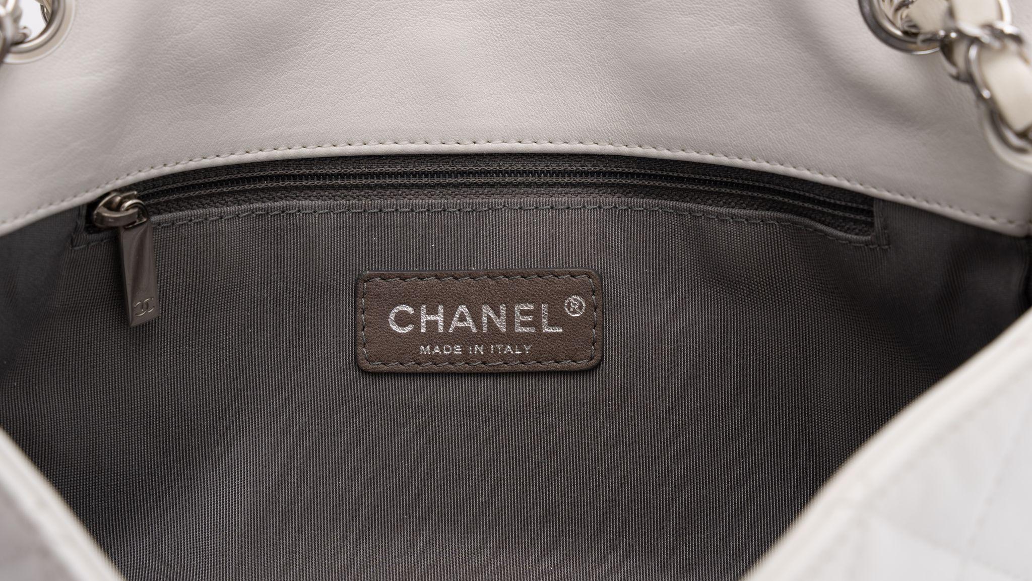 Chanel Schwarz/Weiß Leder-Umhängetasche im Angebot 3