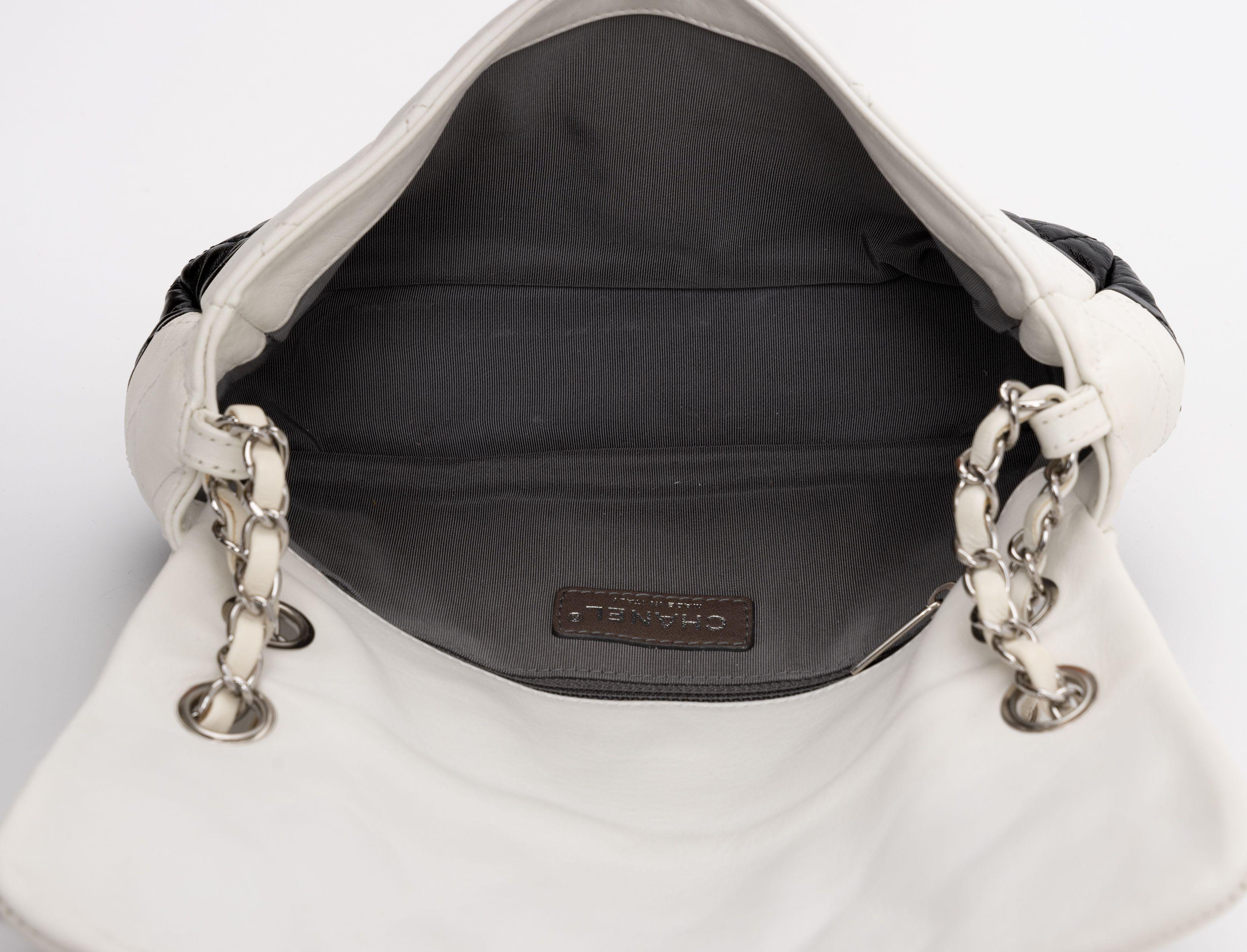 Chanel Schwarz/Weiß Leder-Umhängetasche im Angebot 4