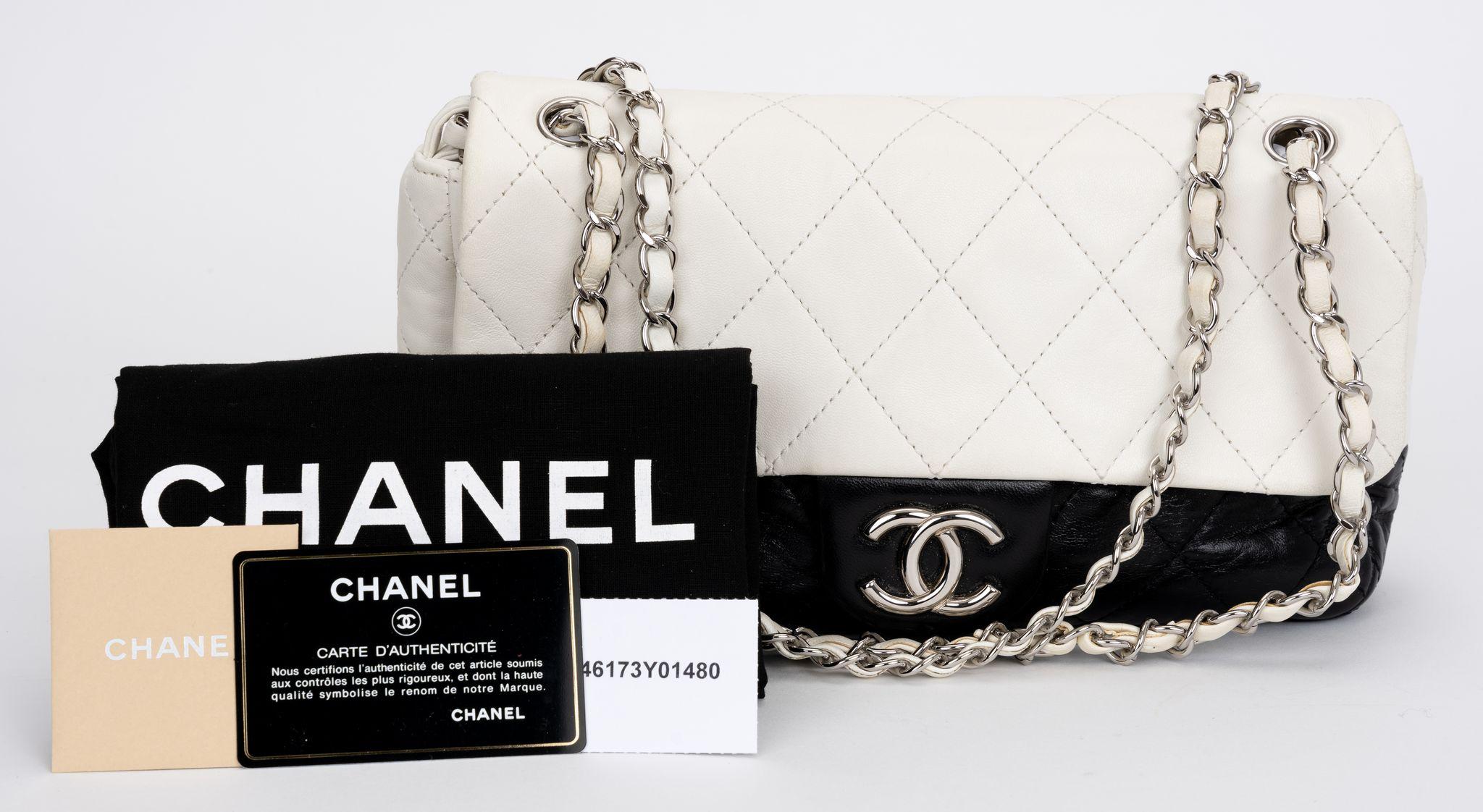 Chanel - Sac à bandoulière en cuir noir et blanc en vente 5