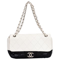 Chanel Schwarz/Weiß Leder-Umhängetasche