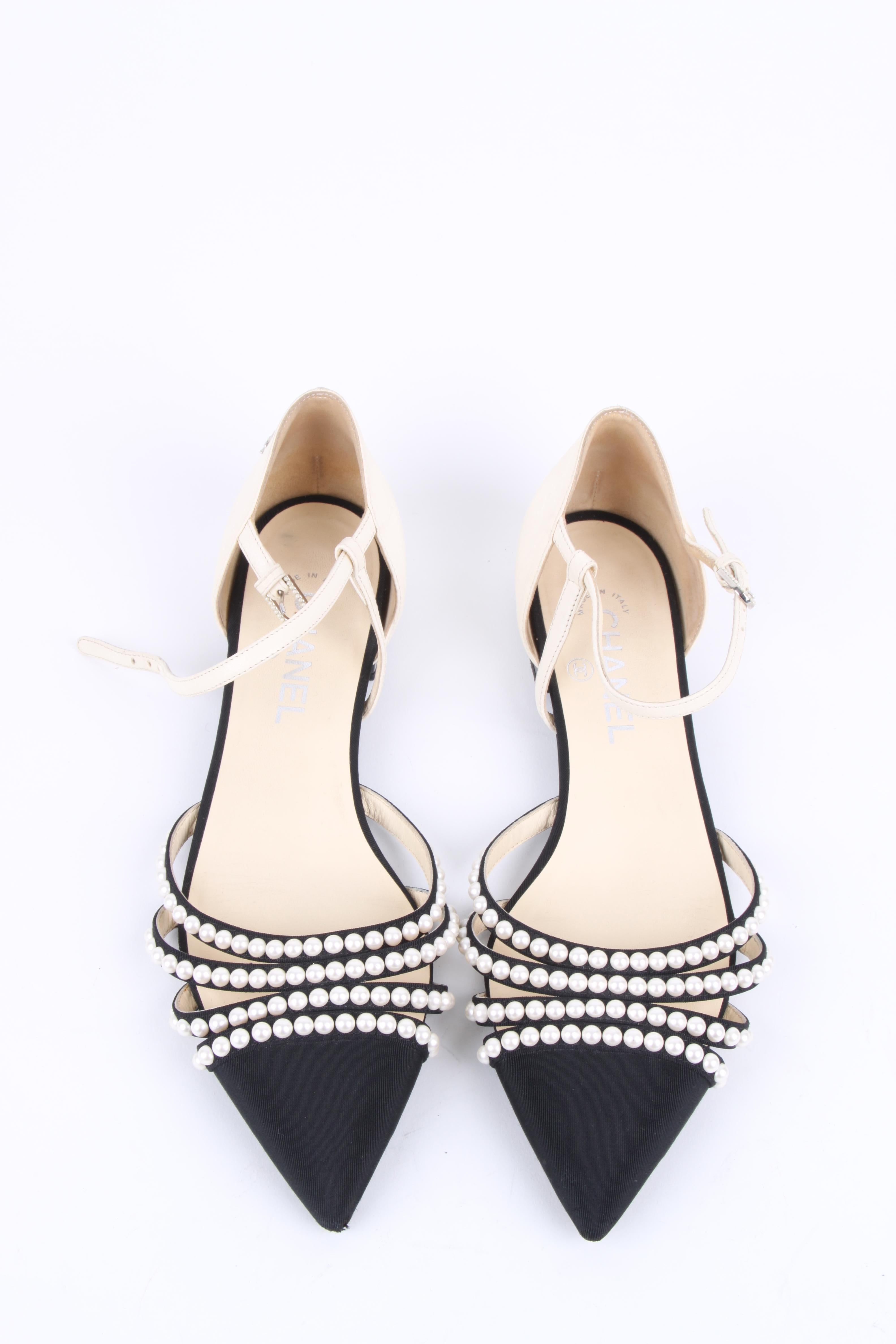 Chanel black/white leather faux pearl Paris-Rome d'Orsay flats.

These perfectly adorable Chanel Black/White Leather Faux Pearl Paris-Rome d'Orsay Flats are not to be missed. Featuring gorgeous lambskin leather uppers adorned with the signature