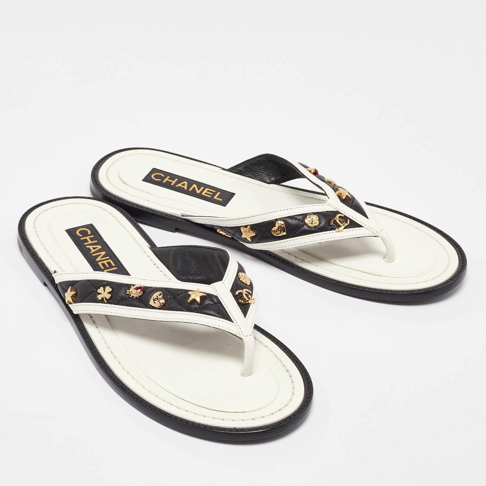 Chanel Black/White Leather Thong Sandals Size 41 In Good Condition In Dubai, Al Qouz 2