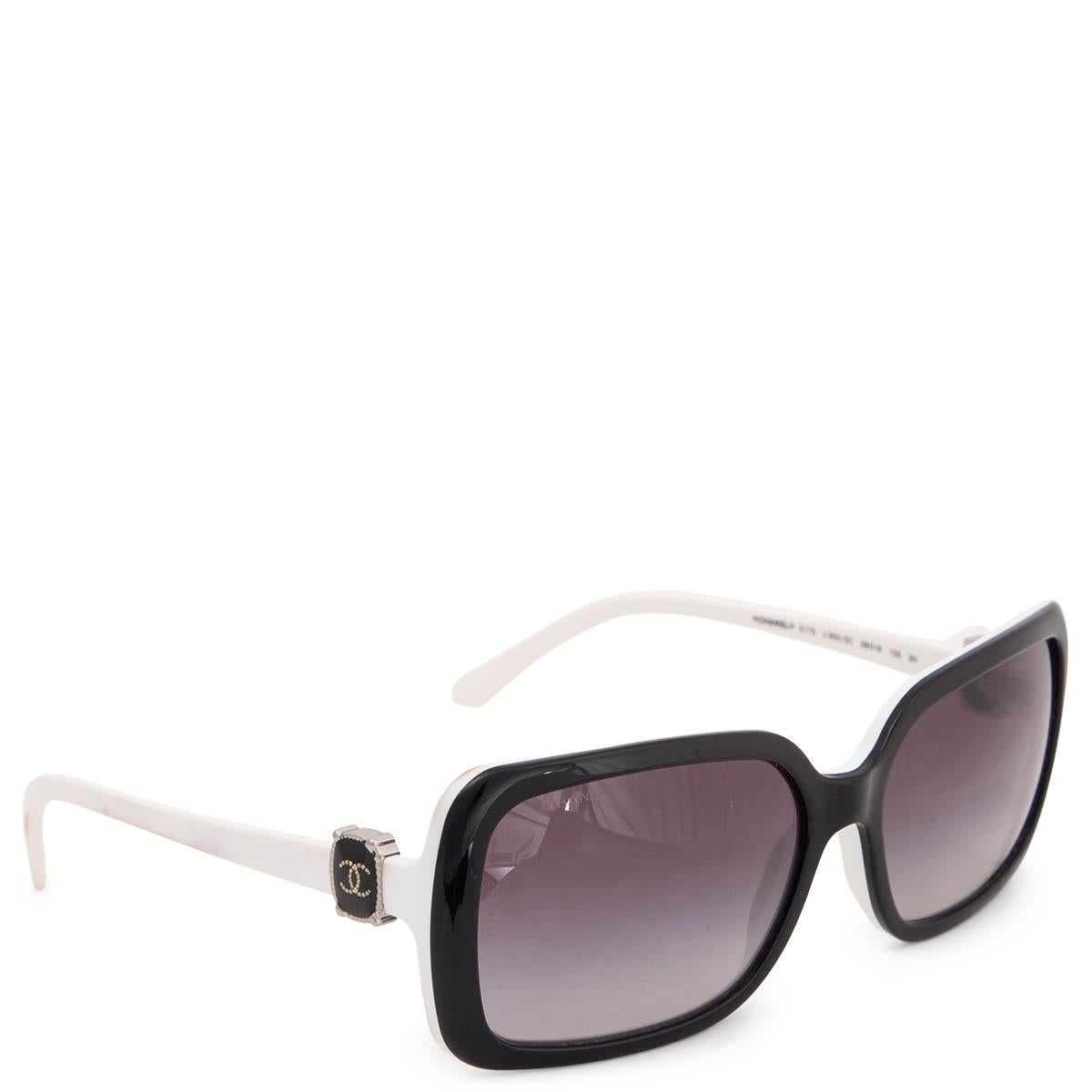 100% authentische Chanel 5175 c.900/3c Sonnenbrille mit grauen Verlaufsgläsern und einem schwarz-weißen Acetatrahmen. CC-Logo-Details an der Seite. Die Brille wurde getragen und weist einige dunkle Flecken auf dem weißen Rahmen und den Bügeln auf.