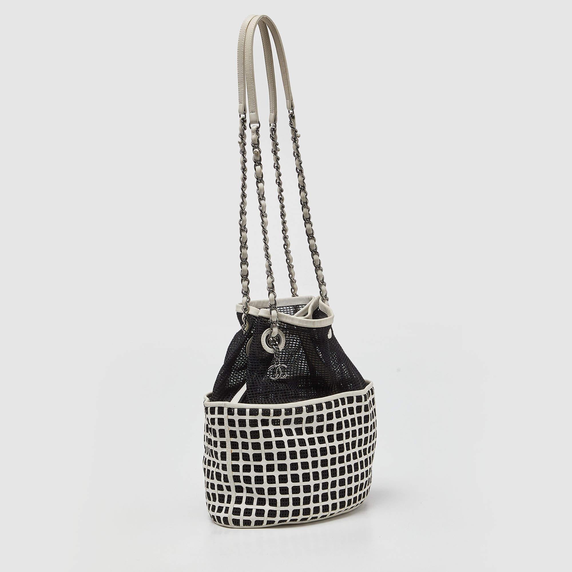 Chanel Black/White Mesh and Leather Bucket Bag In Good Condition For Sale In Dubai, Al Qouz 2