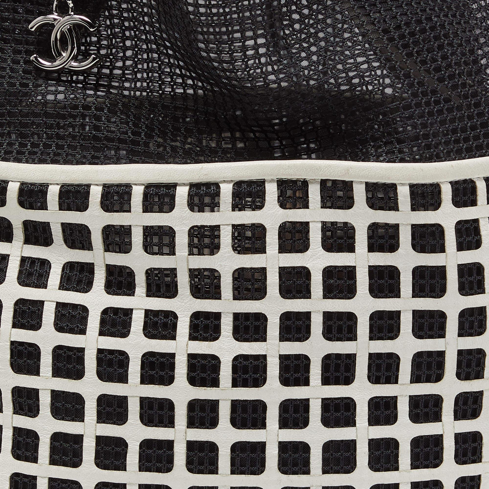 Chanel - Sac à dos en cuir et maille noir/blanc en vente 1
