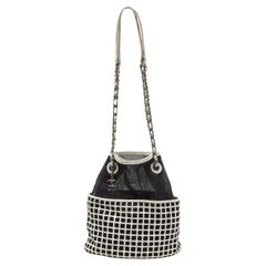 Chanel Bucket Bag aus schwarzem/weißem Mesh und Leder